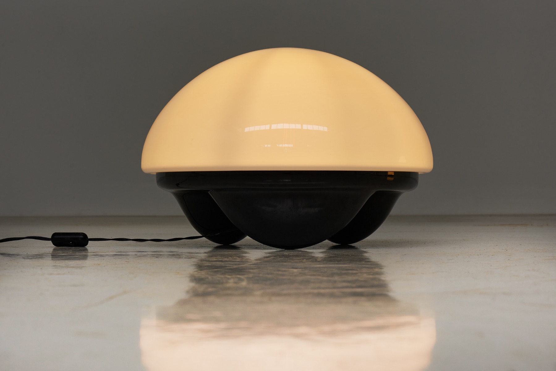 Sculptural table lamp Platea design