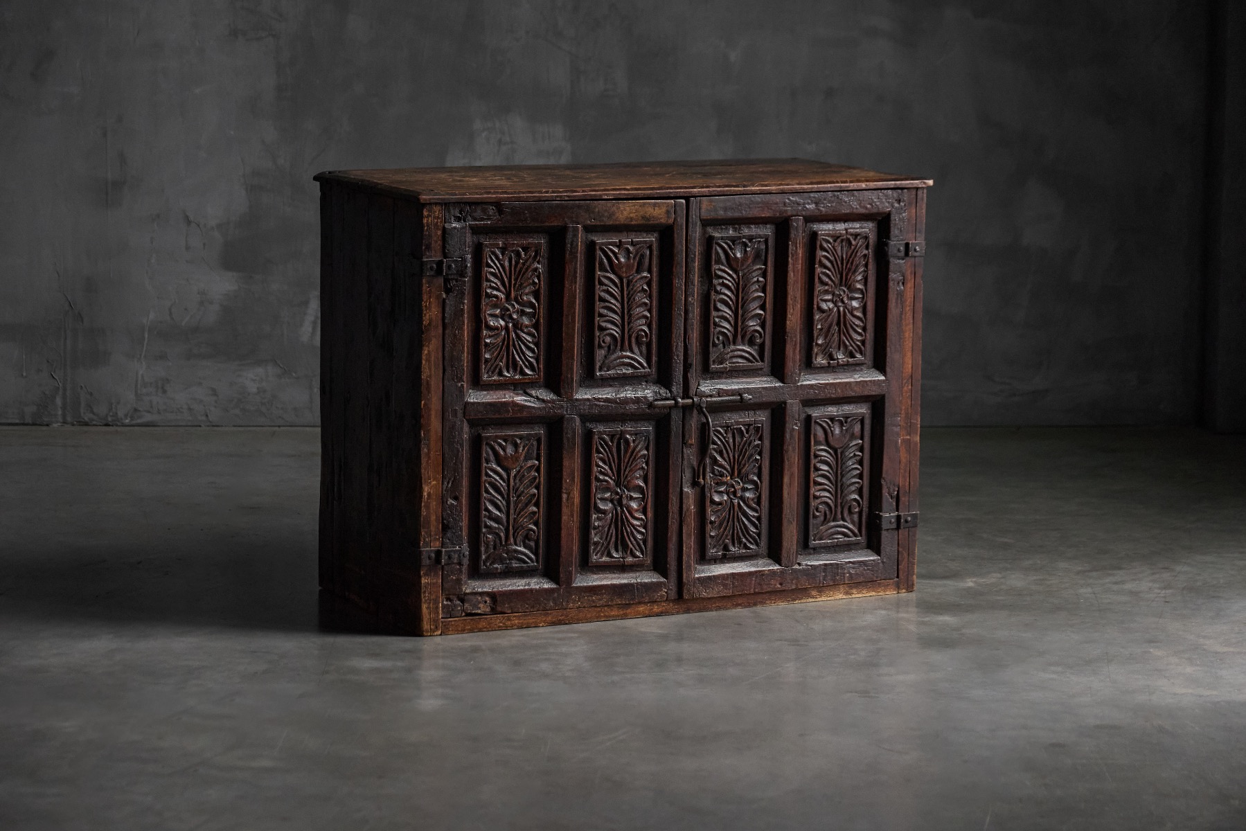 Antique carved cupboard in solid wood from the 18th century
