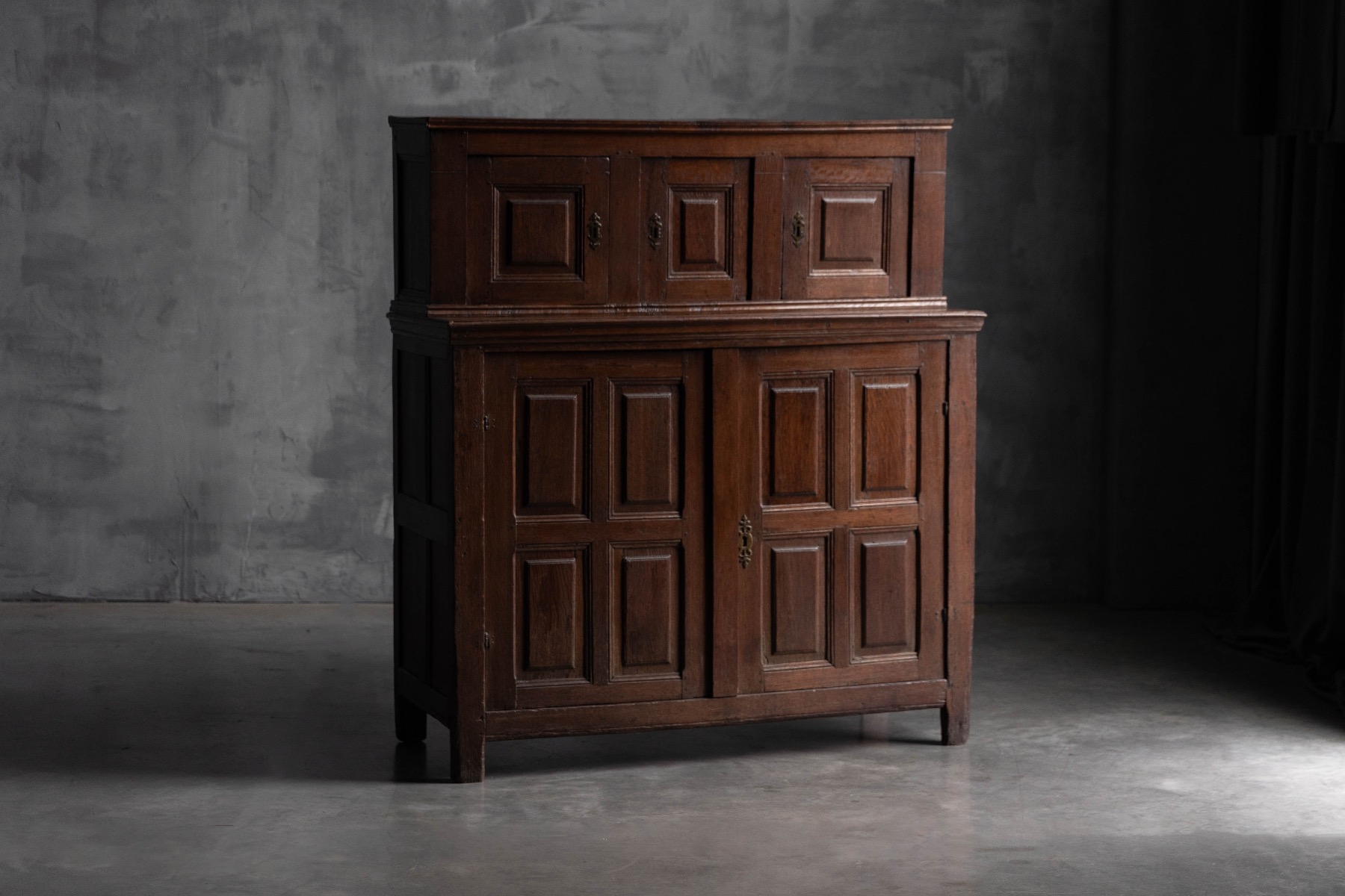 Antique oak cabinet in solid wood from the 18th century