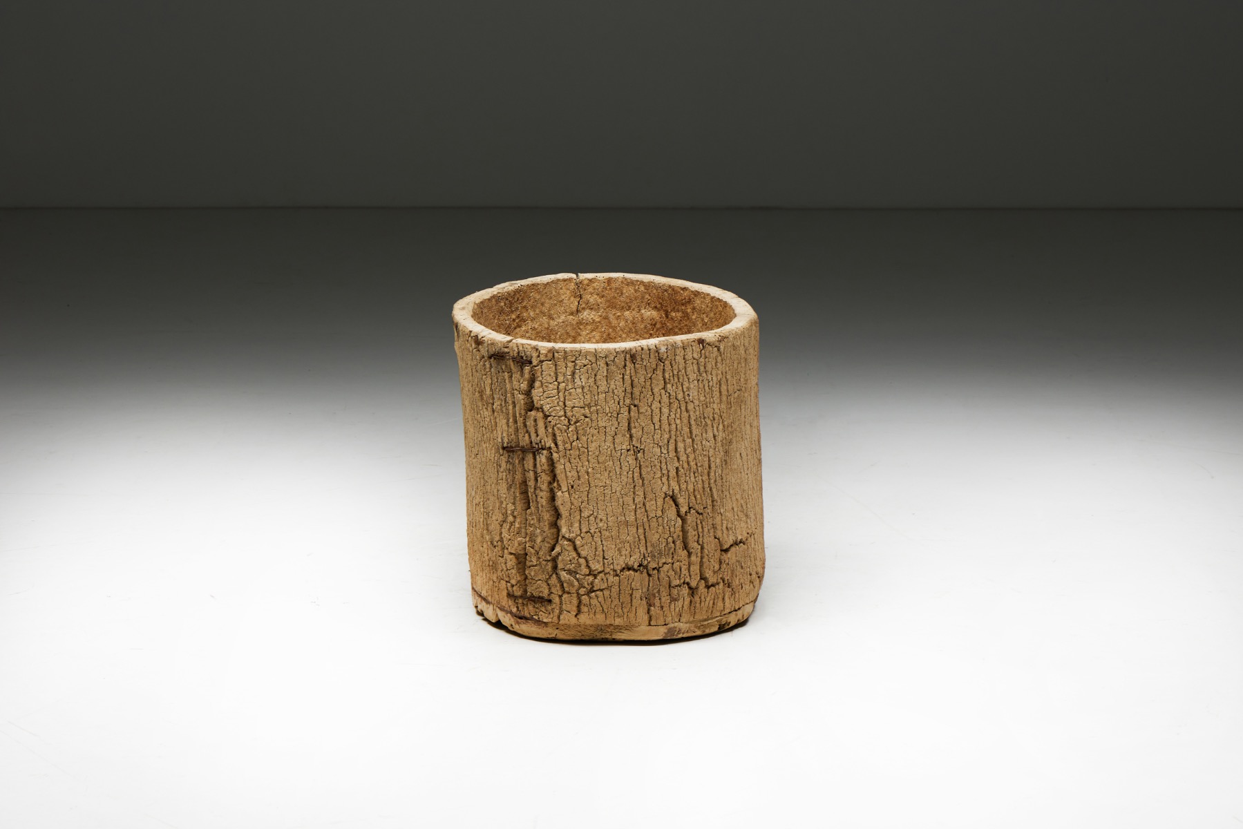 Artisanal tree trunk basket from the nineteenth century