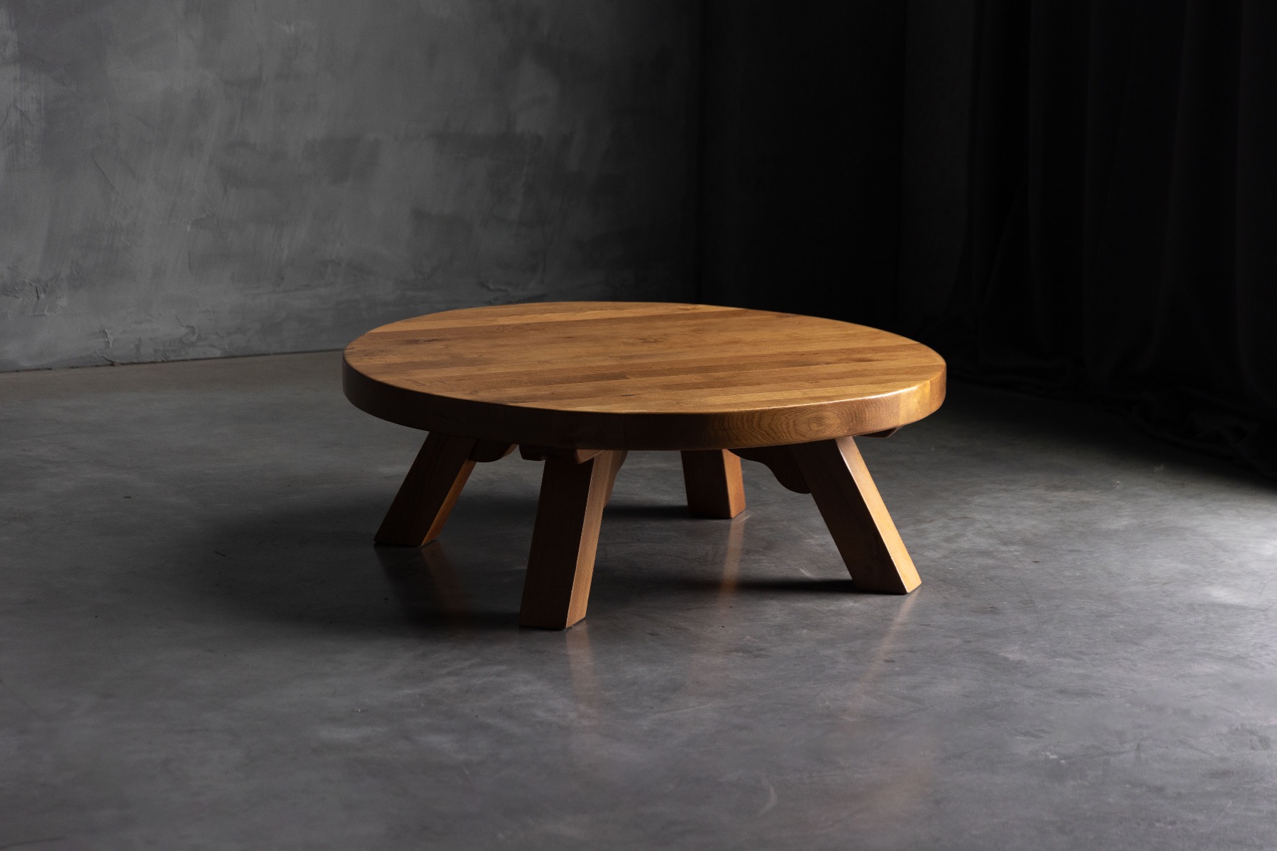 Brutalist round coffee table in solid oak from the 1950s