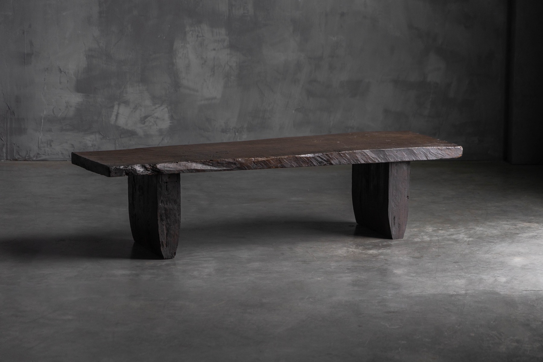 Brutalist rustic coffee table in solid wood from the late 18th century