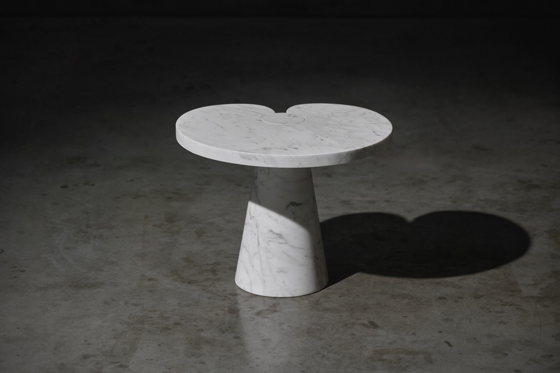 Carrara marble side table designed by Angelo Mangiarotti for Skipper in the 1970s