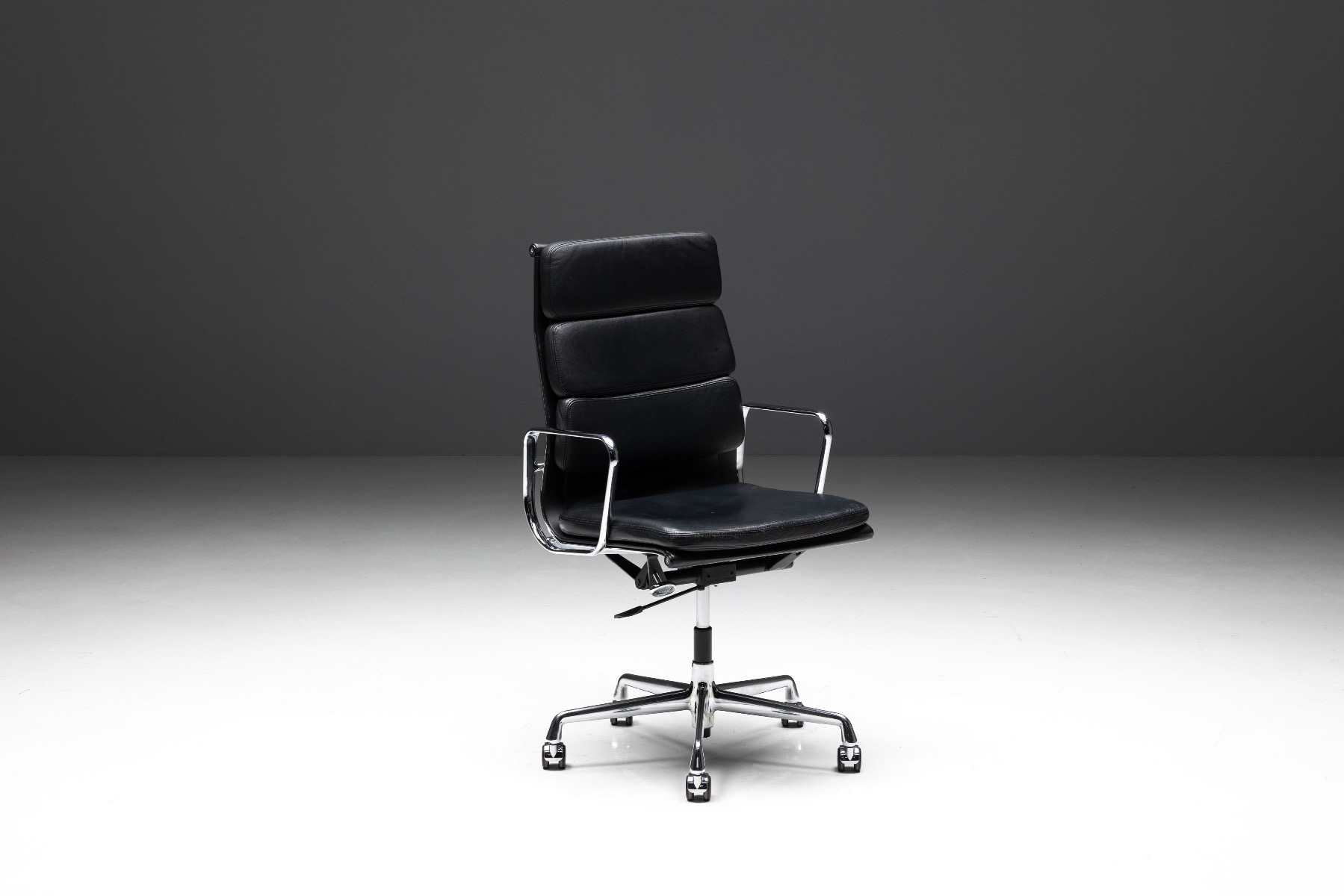 EA216 office chair by Charles and Ray Eames for Vitra from the 1960s