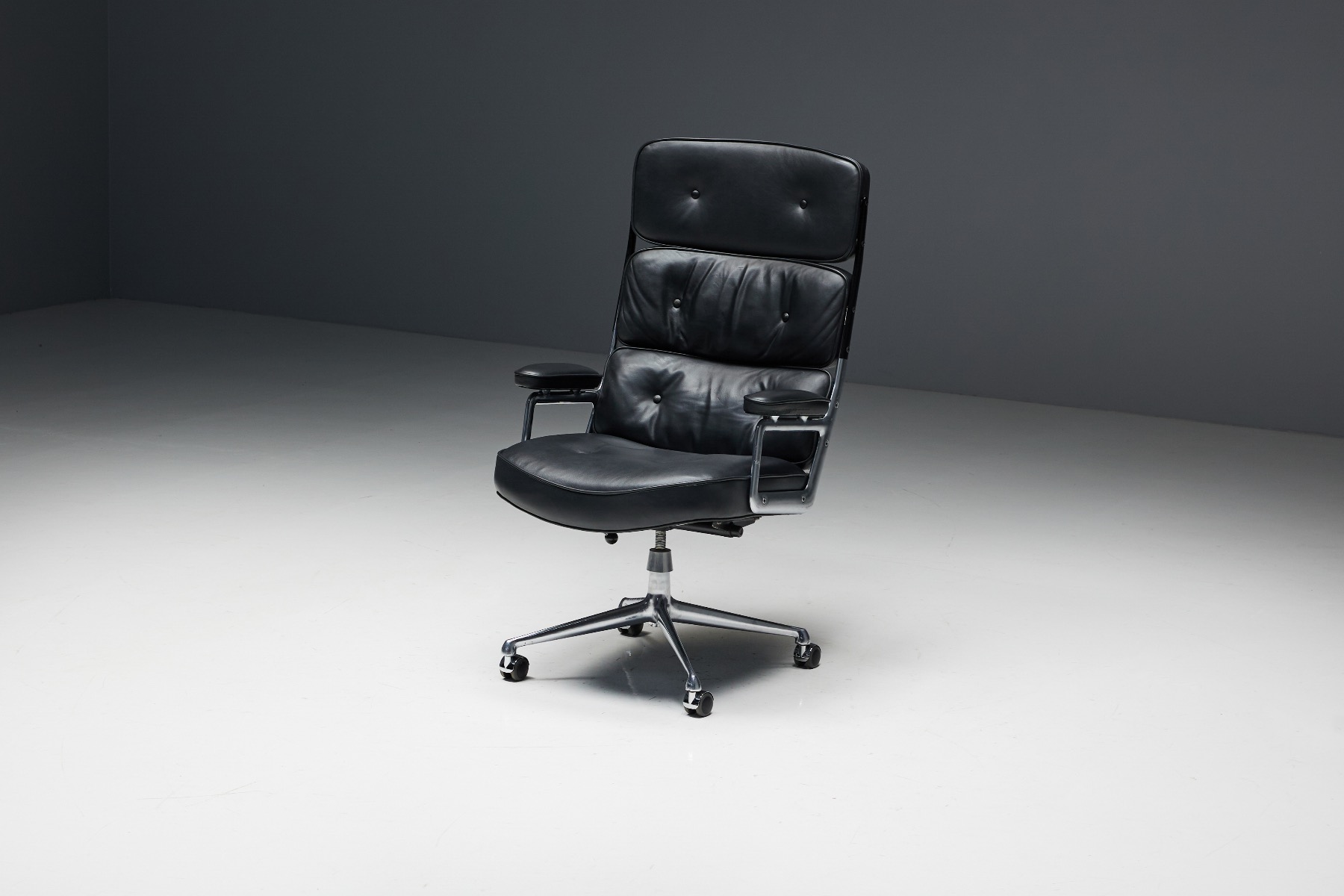 Lobby desk chair ES104 by Charles and Ray Eames for Herman Miller 1960s