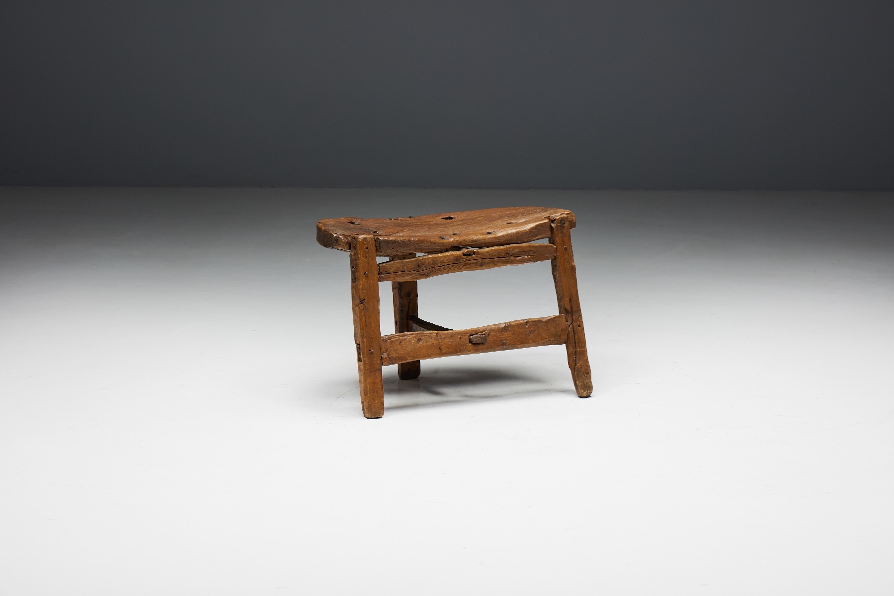 Organic tripod bench in solid wood from the nineteenth century
