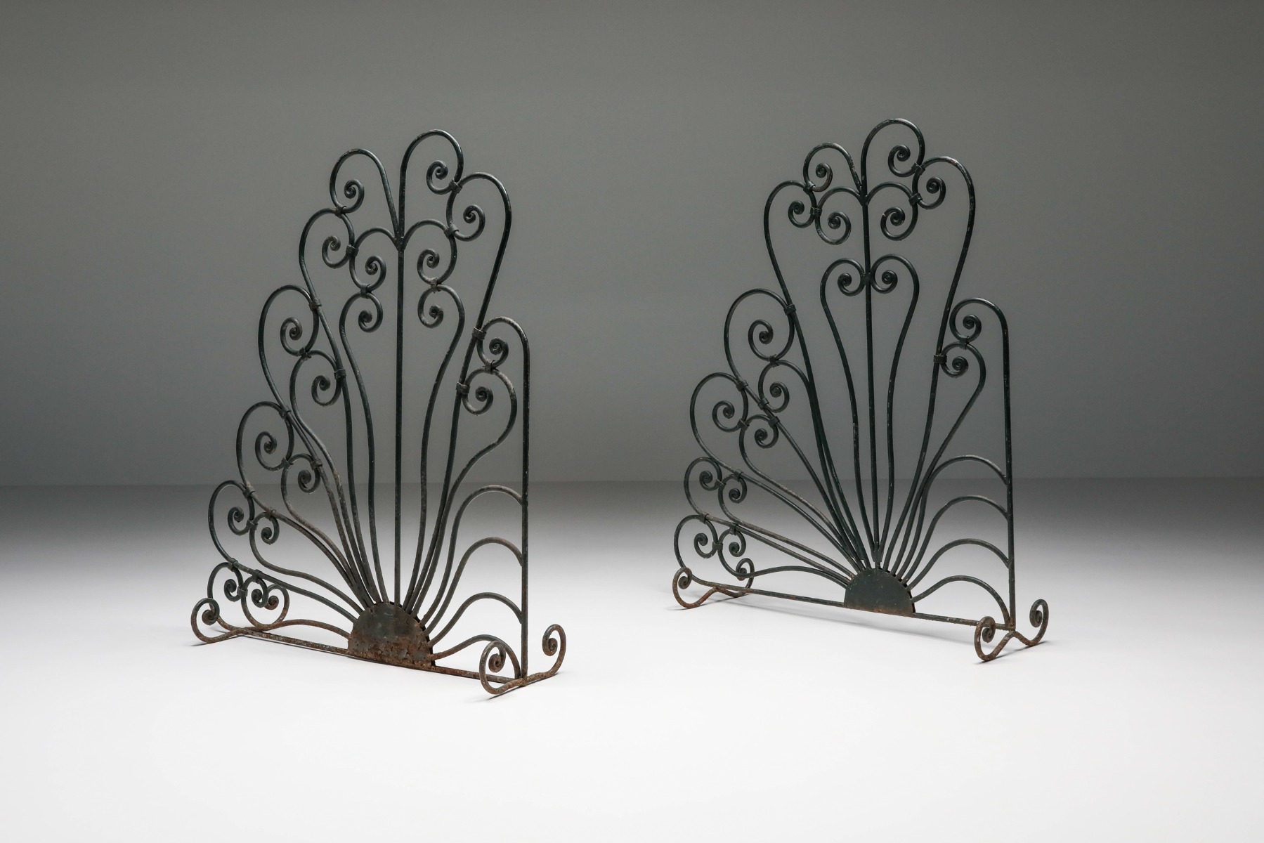 Oriental room divider inspired by Chinese craftsmanship from the 1900s