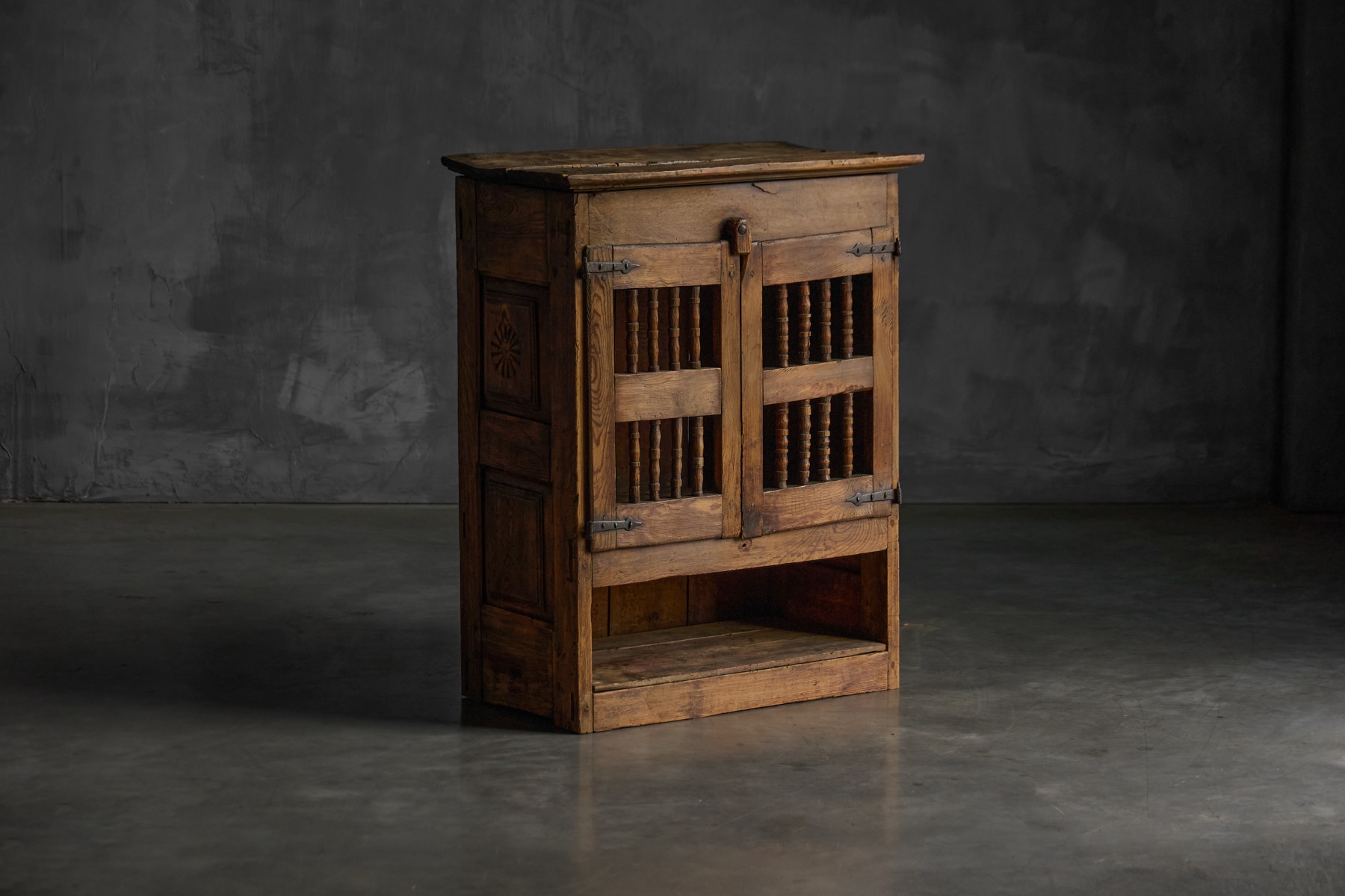 Rural art populaire pantry cabinet in solid wood from the 19th century
