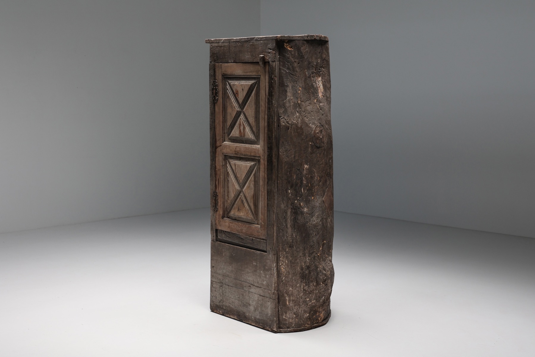 Rustic art populaire bonnetiere from the nineteenth century