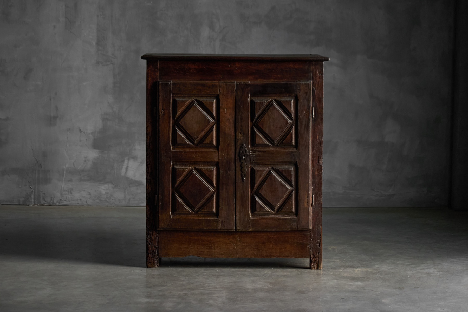 Rustic folk art buffet in solid wood from the 18th century