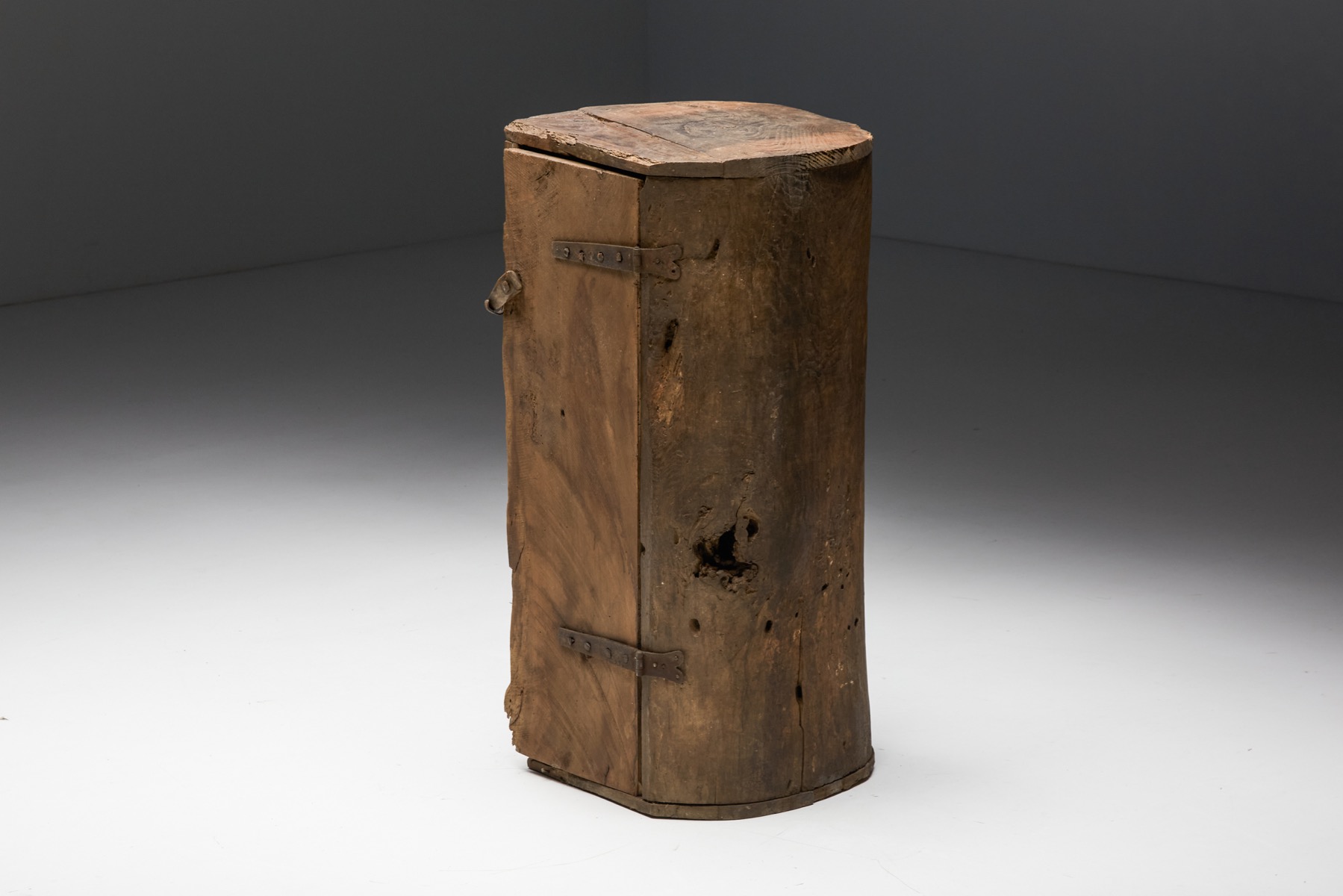 Rustic monoxylite cabinet from the nineteenth century