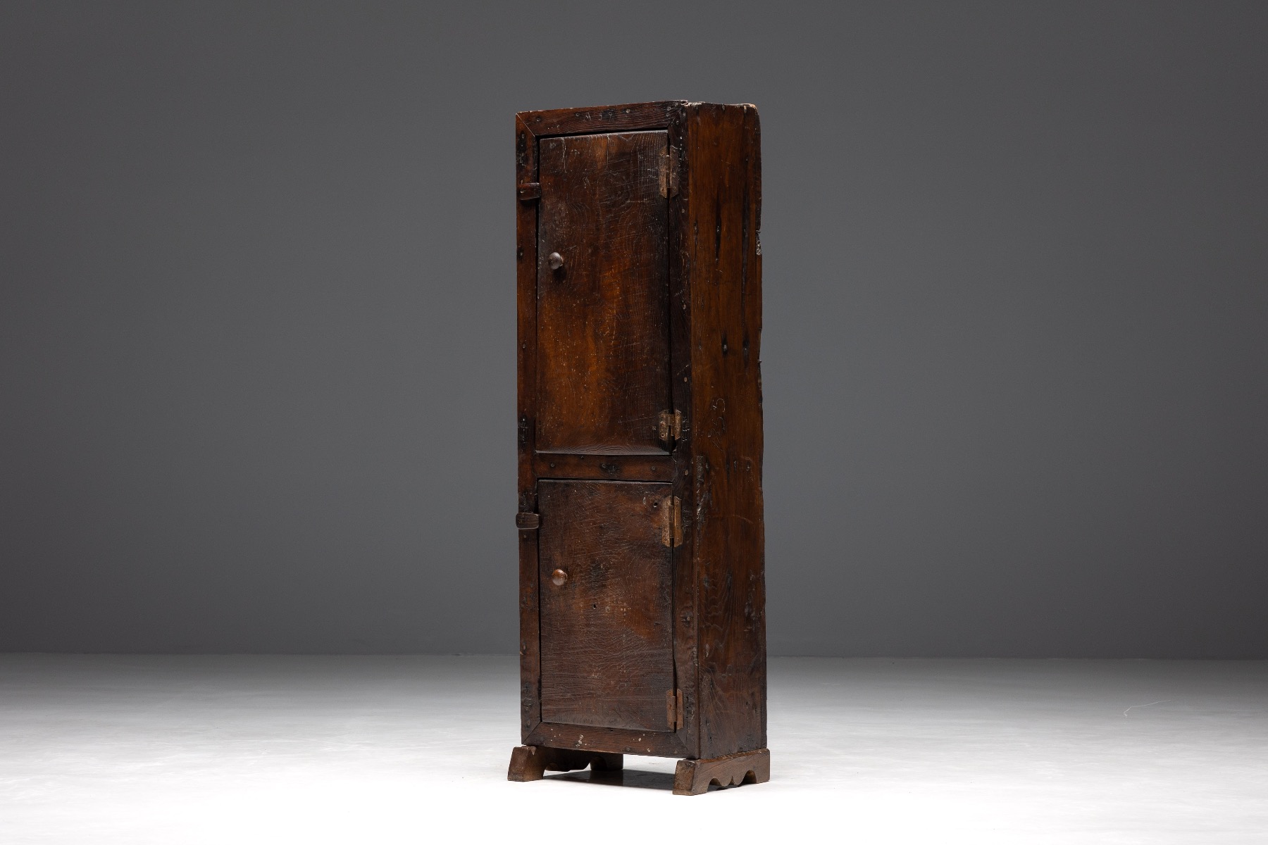 Rustic travail populaire cabinet from the 1850s