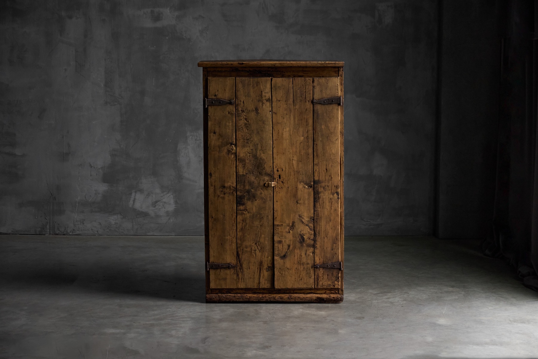Rustic travail populaire cabinet in solid wood from the late 18th century
