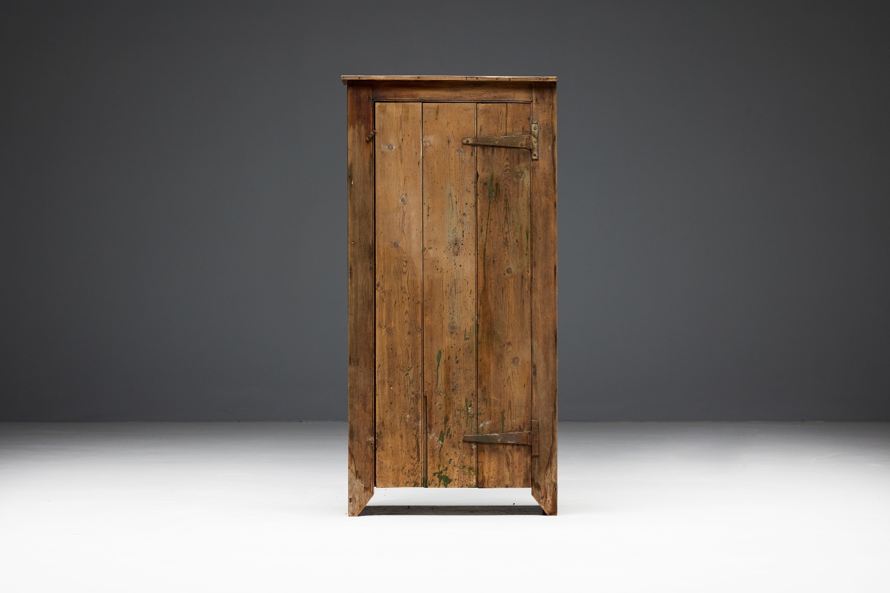 Rustic travail populaire cabinet from the nineteenth century