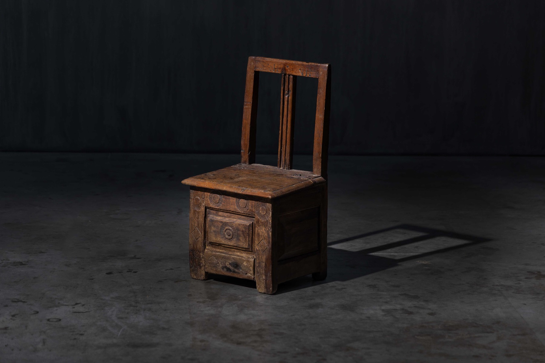 Rustic travail populaire storage chair from the 19th century