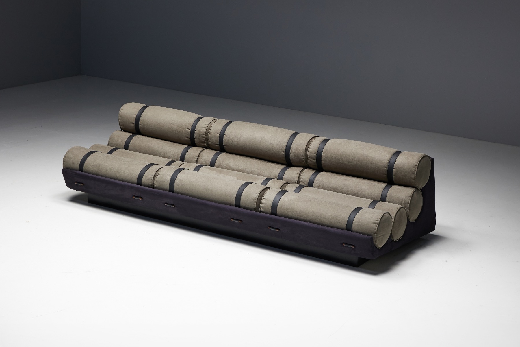 Sculptural Brazilian modernist sofa 1970s