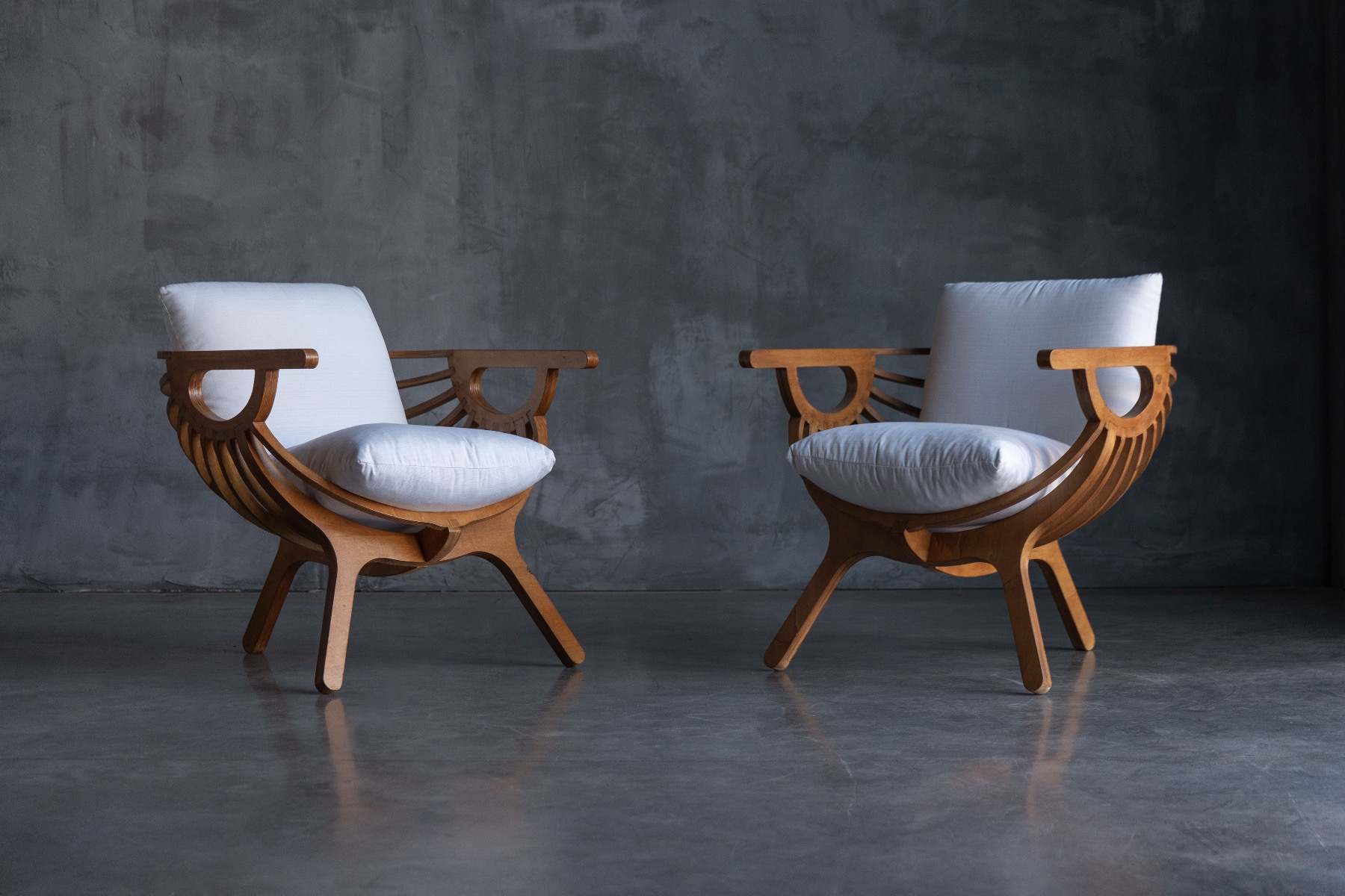Sculptural shell lounge chair from the 1980s