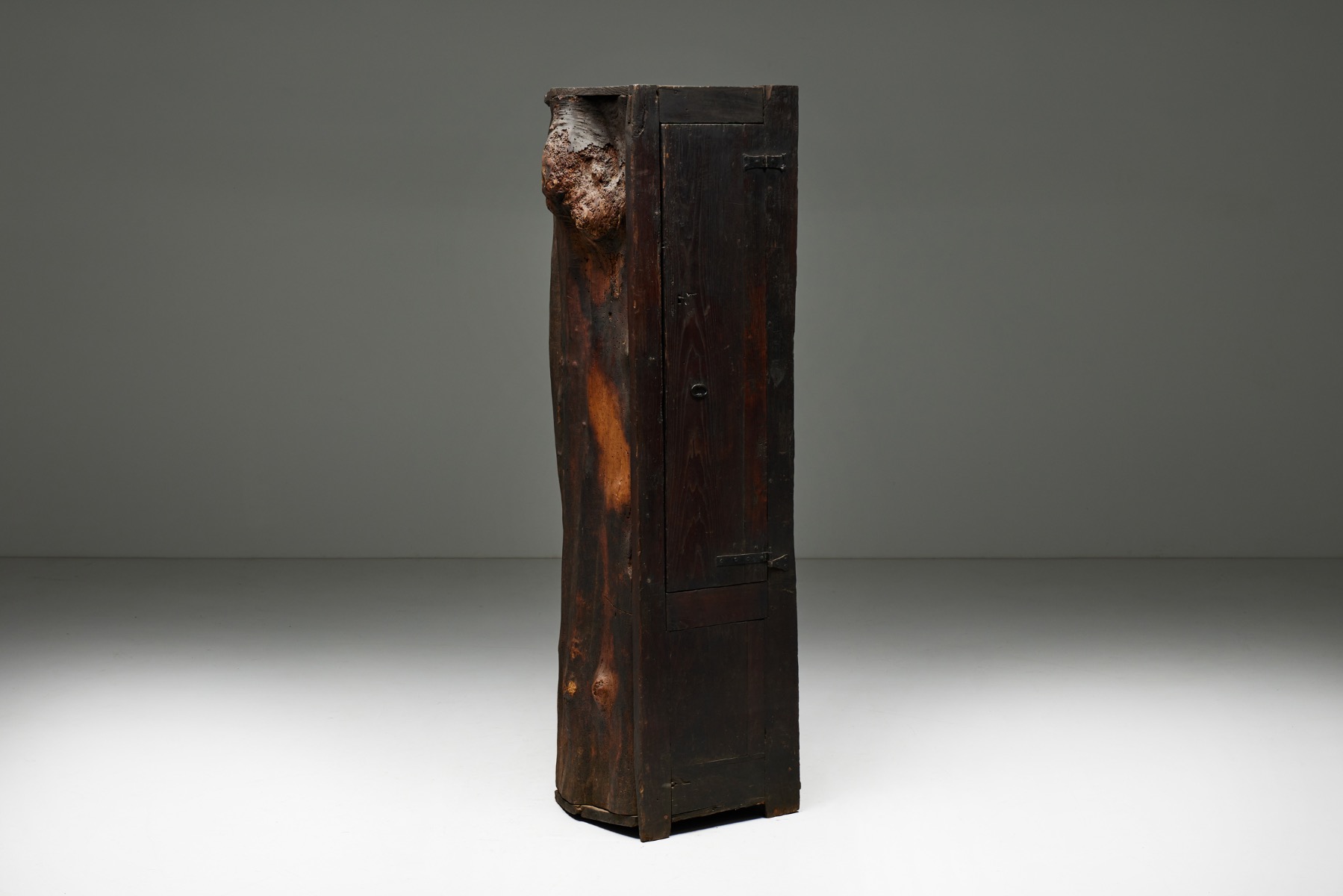 Solid wood travail populaire cabinet from the nineteenth century