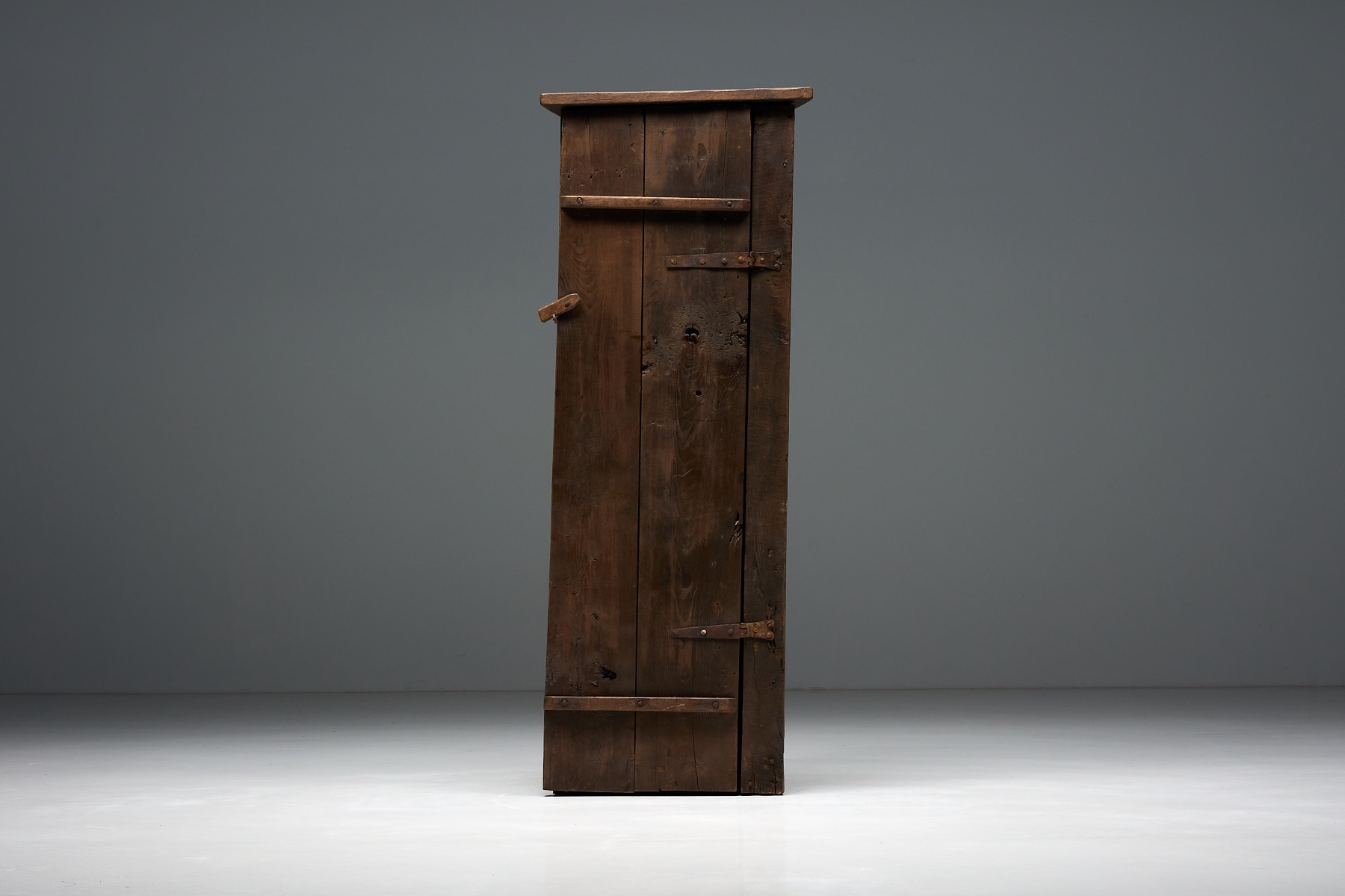 Travail populaire monoxylite cupboard from the nineteenth century