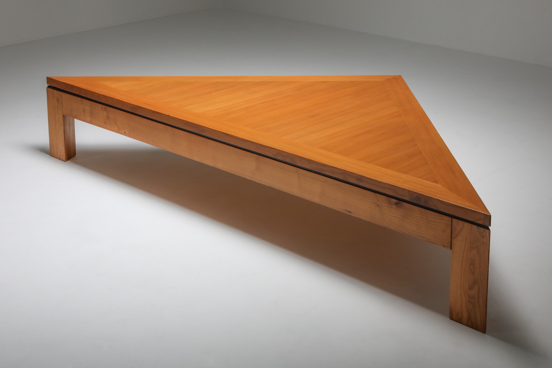 Triangular postmodern coffee table in French elm from the 1970s