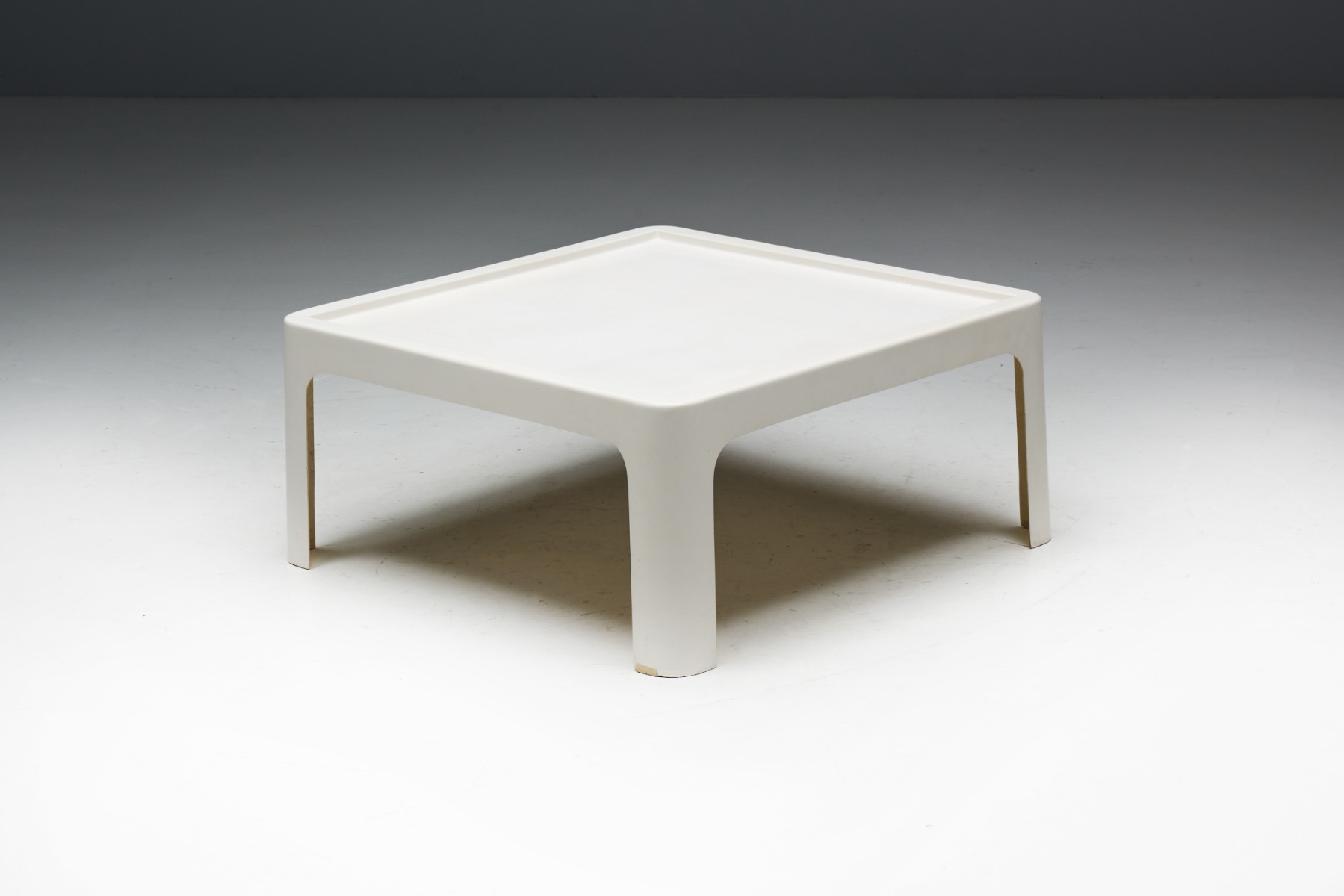 Modernist fiberglass coffee table for Arflex from the 1960s