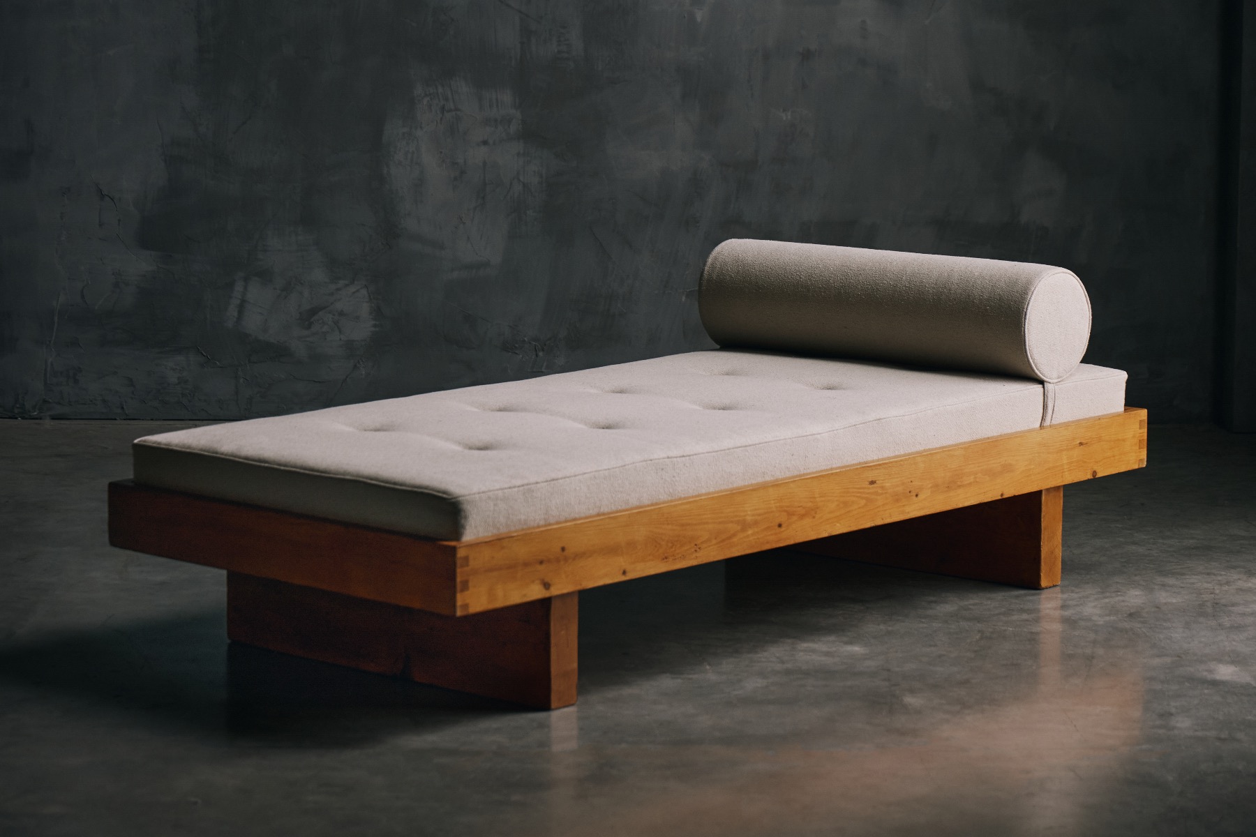 Sculptural 1960s daybed by Perriand
