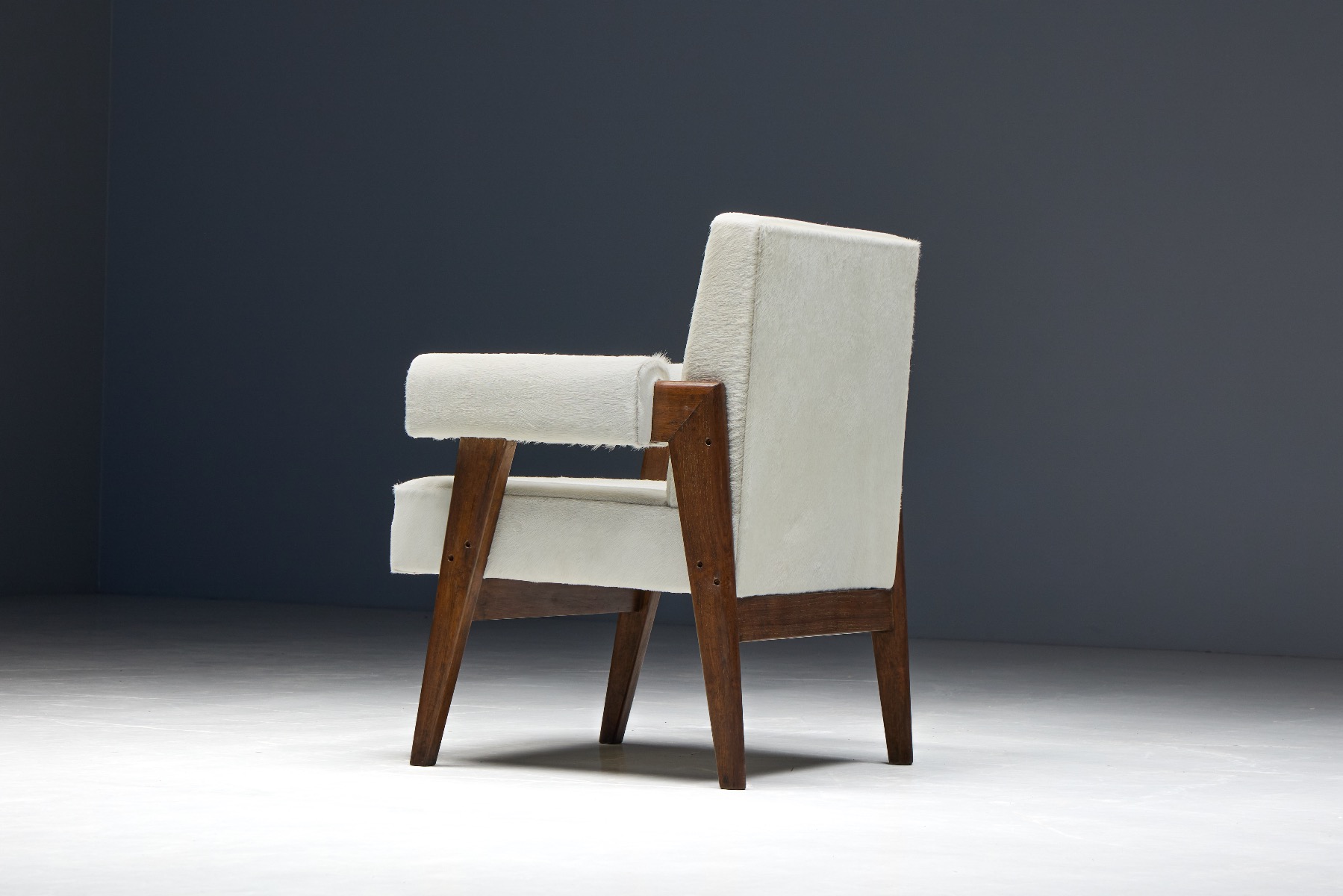 Minimalist bridge chair with strong geometric presence