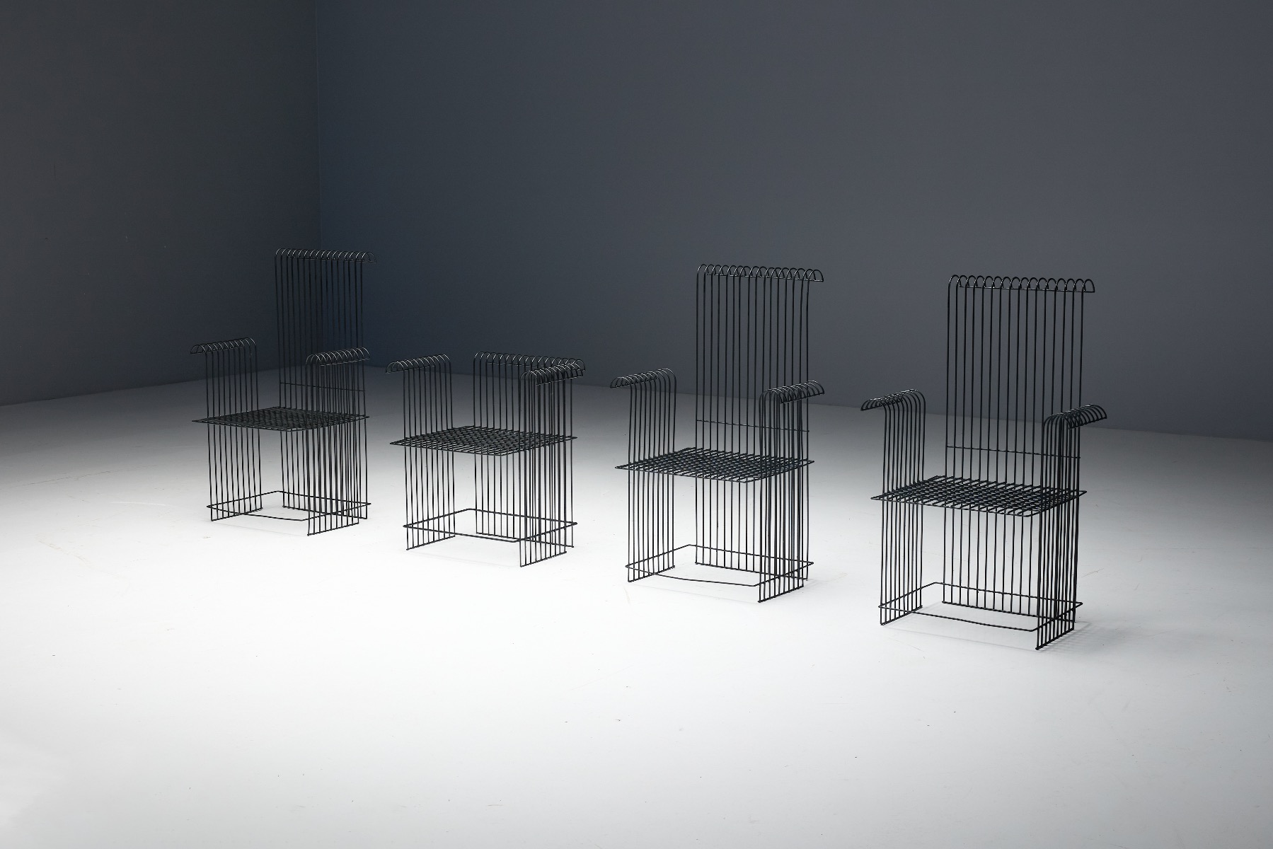 Minimalist metal wire seating for outdoor use