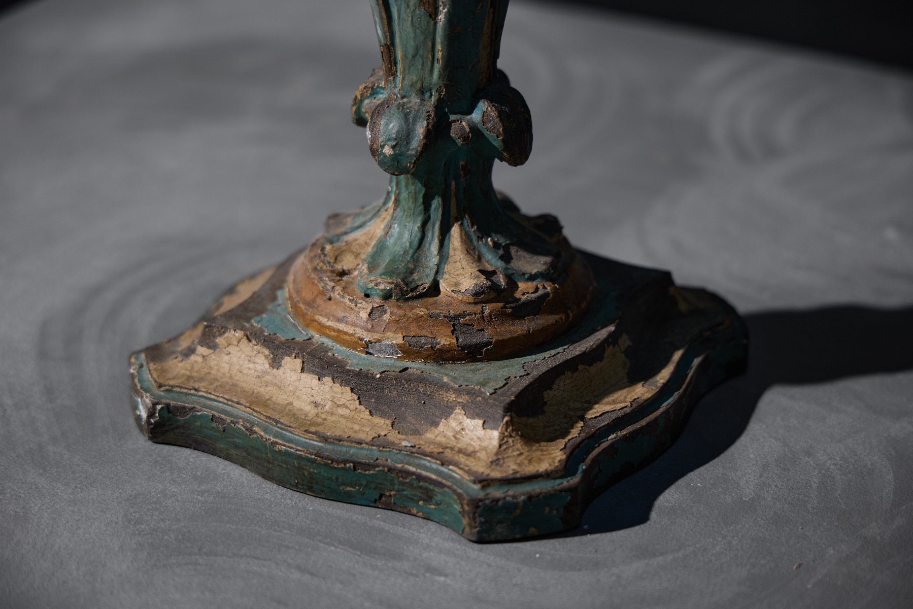 Timeless neoclassical parrot statues from the 19th century
