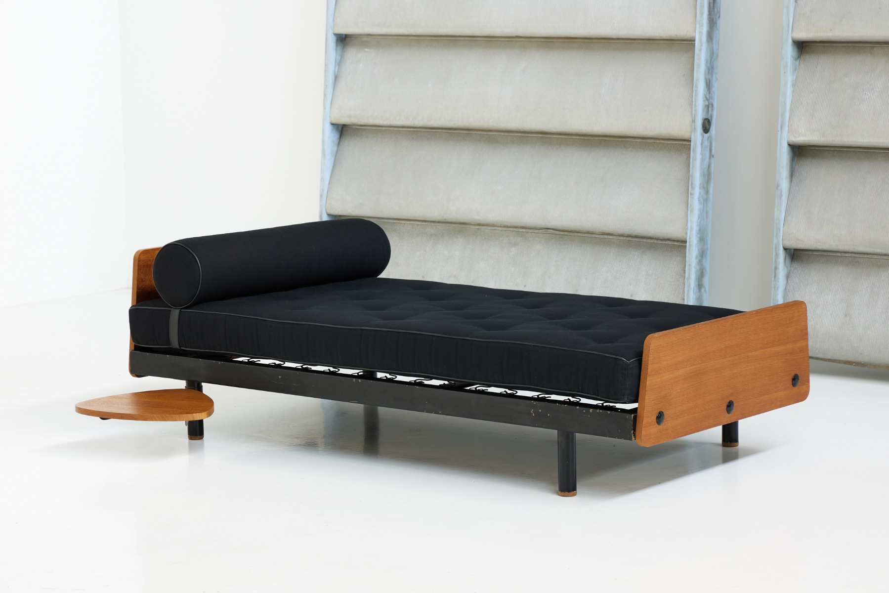 Classic French Flavigny daybed by Jean Prouvé design