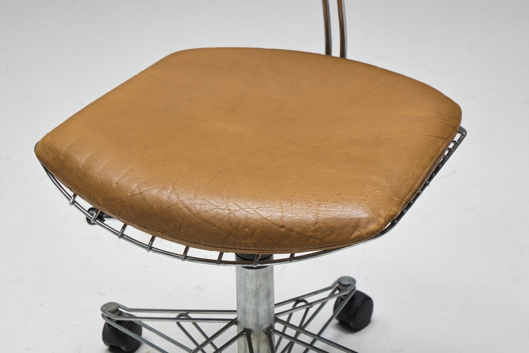 Refined modernist Beaubourg office chair design