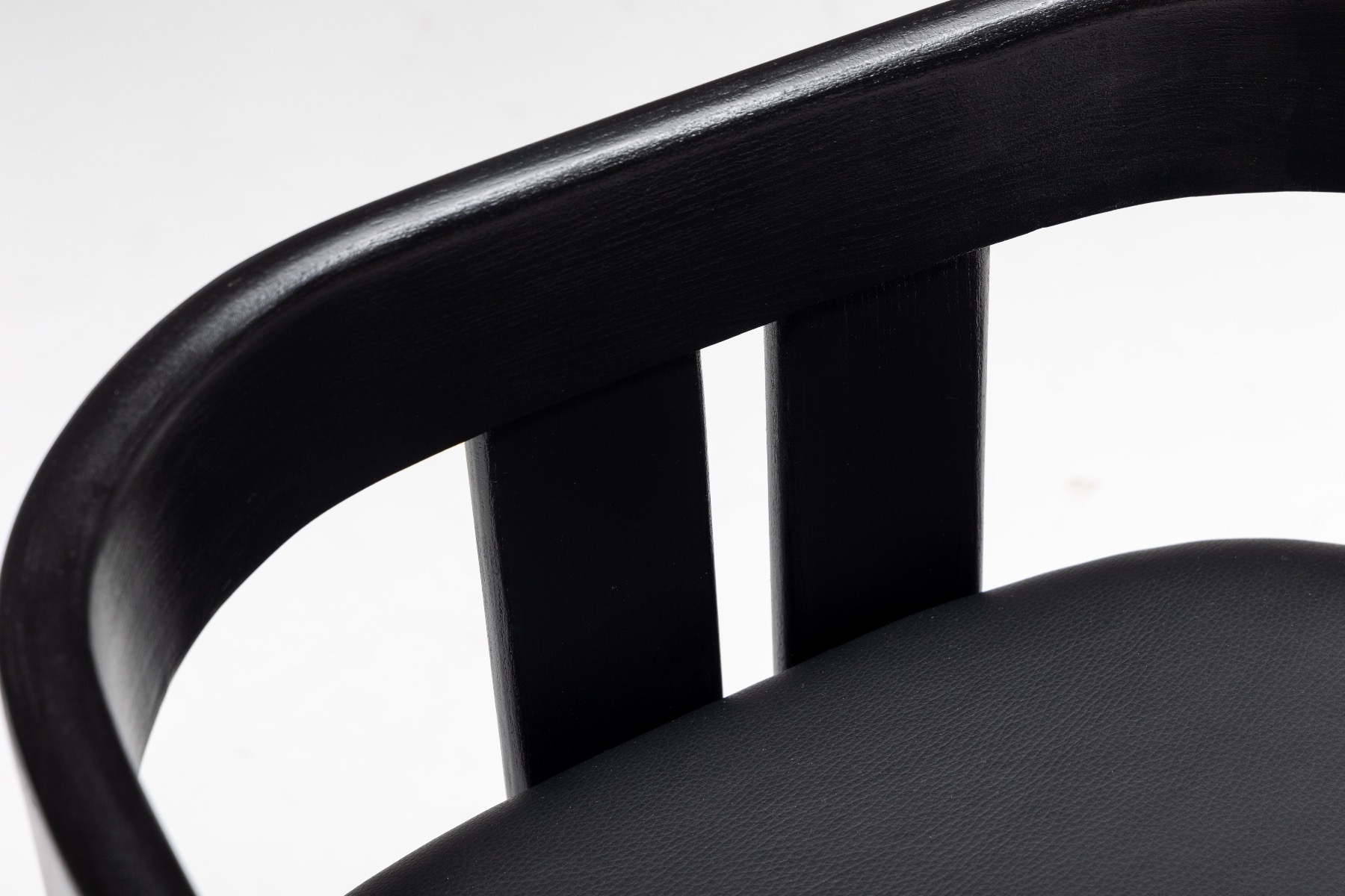 Sculptural Pigreco chairs by Tacchini design