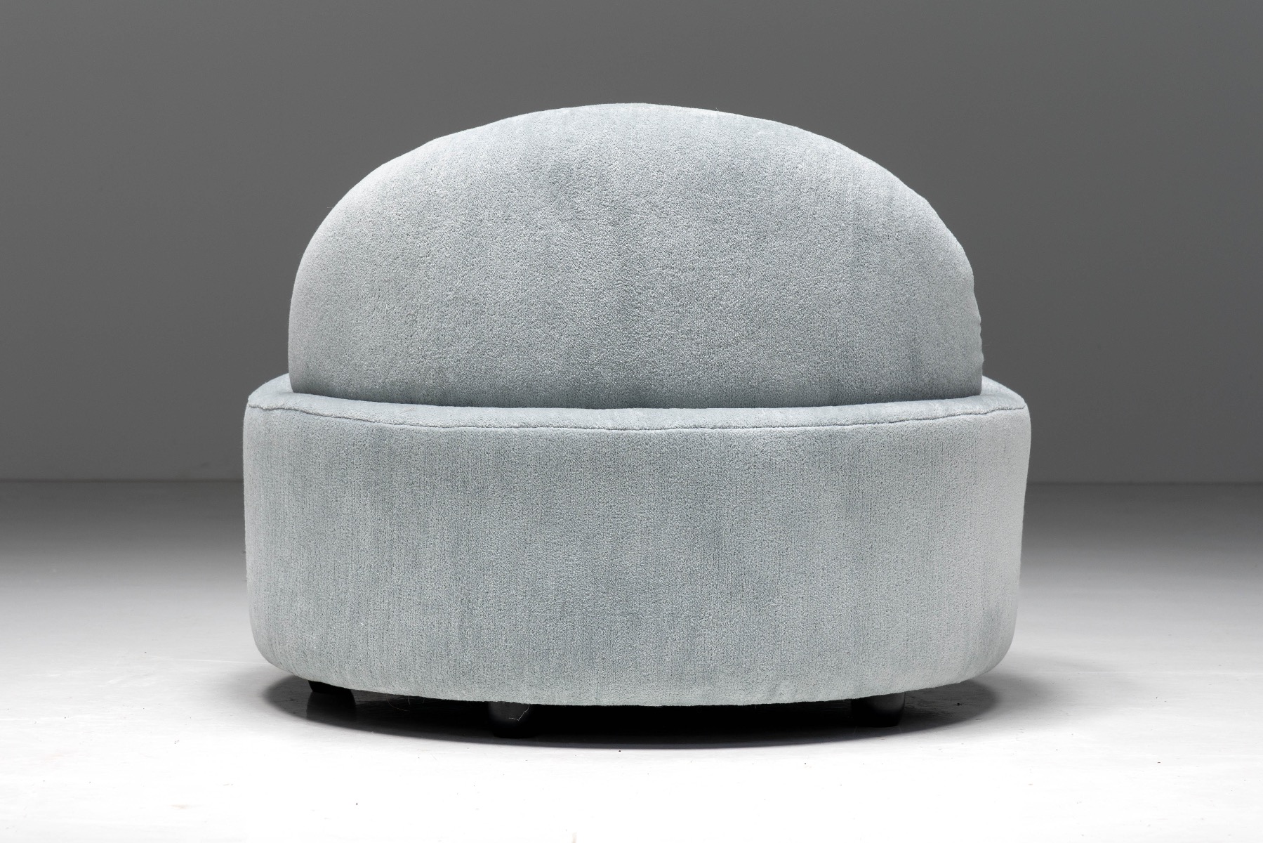 Elegant designer sofa by Vladimir Kagan from 2003
