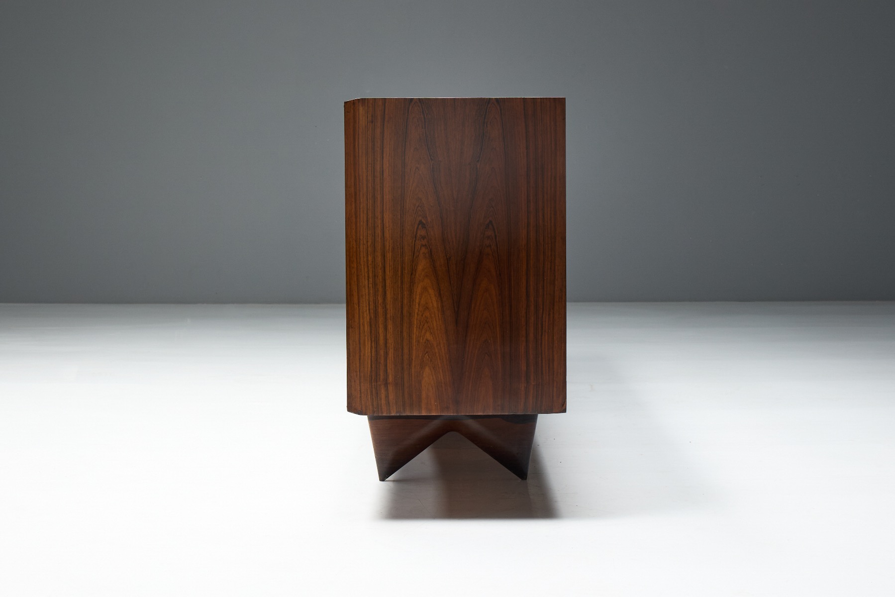 Museum level sideboard by Carlo Hauner for Forma Móveis
