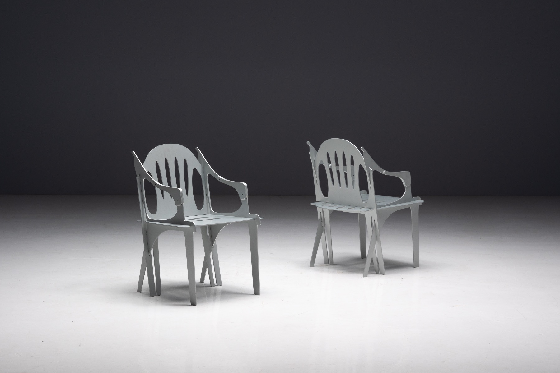 Sculptural modern Flatscreen chair with strong character