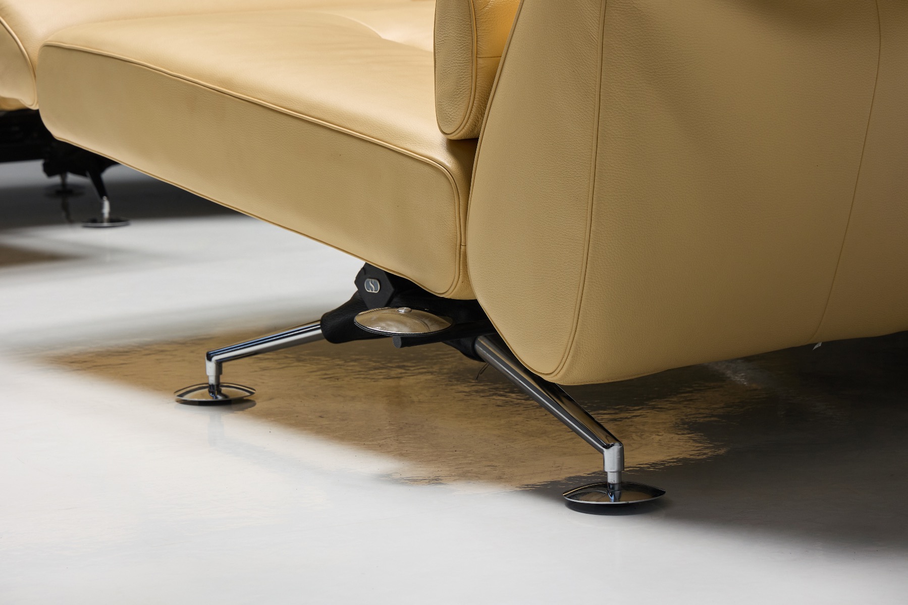 Refined modular Swiss sofa from De Sede
