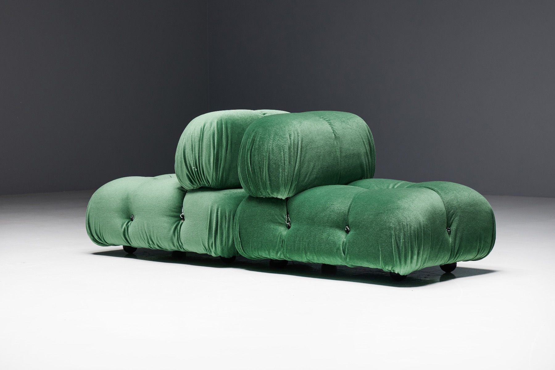 Retro Italian sofa Camaleonda in green velvet