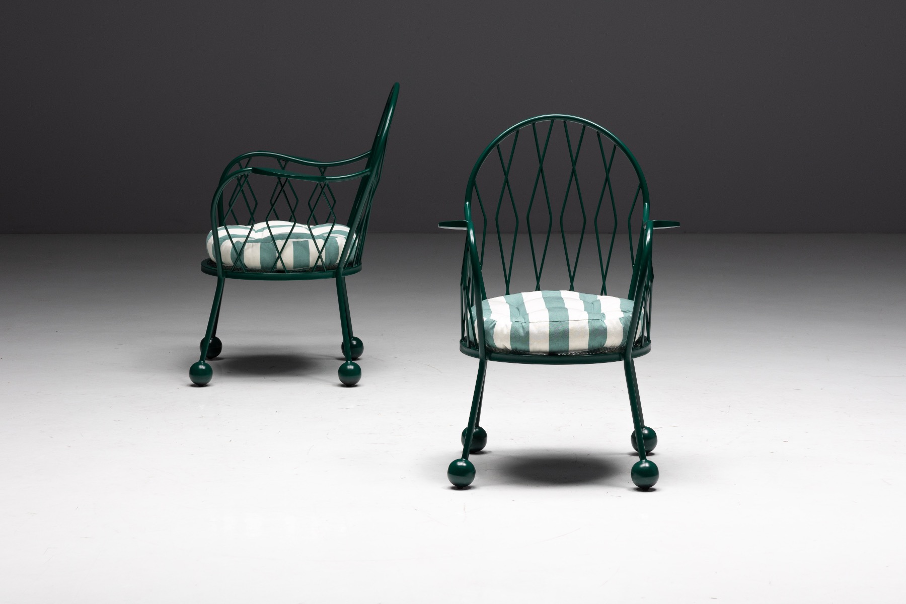 Sculptural garden armchairs influenced by modernism