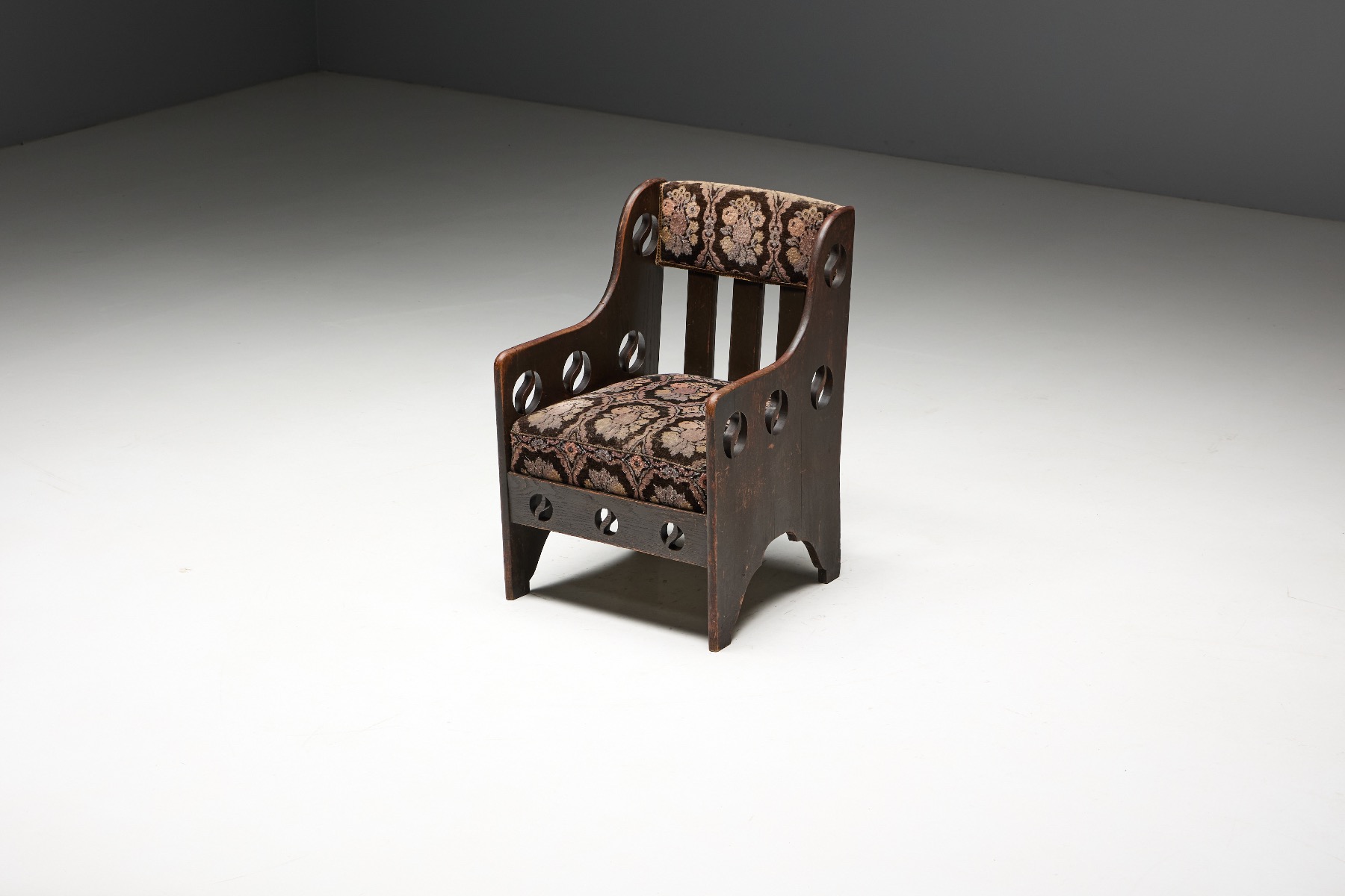 1900s oak Arts and Crafts armchair