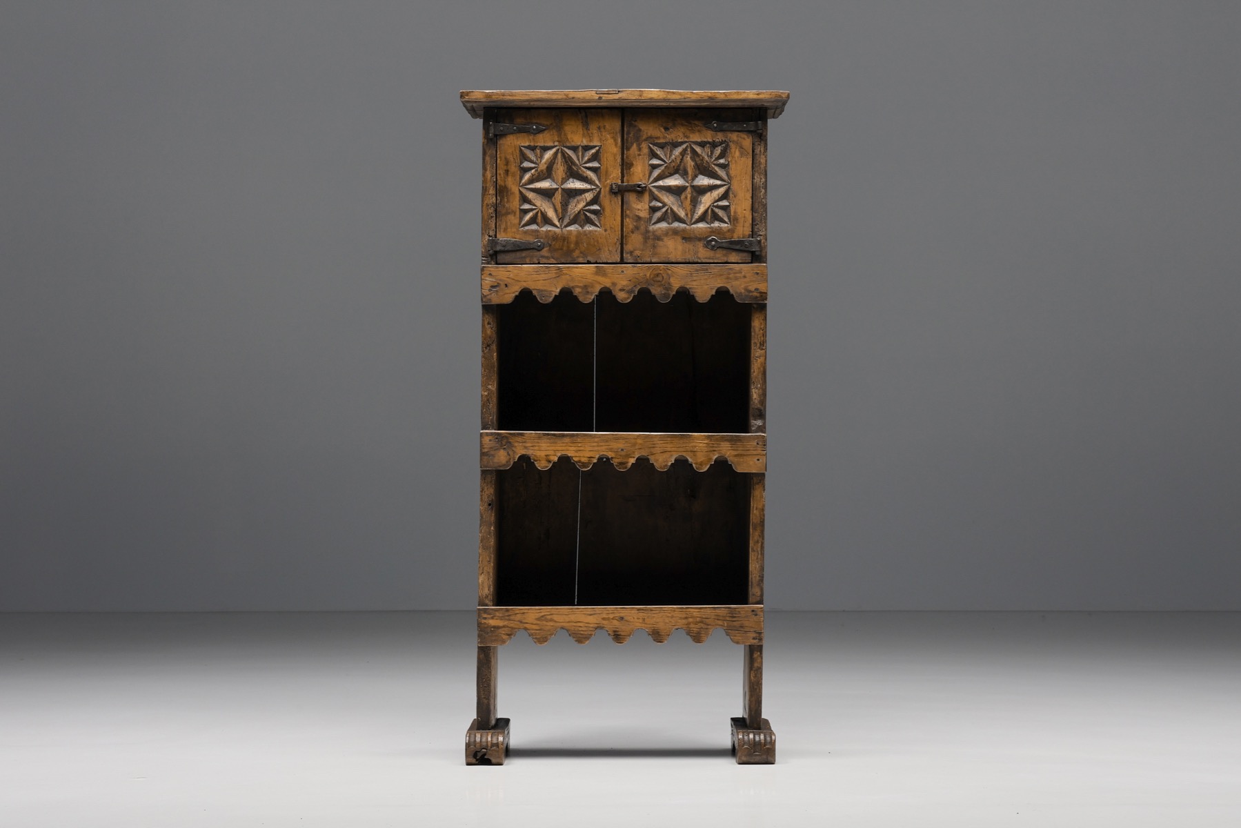 Antique Haut Savoie Breton high cabinet in wood