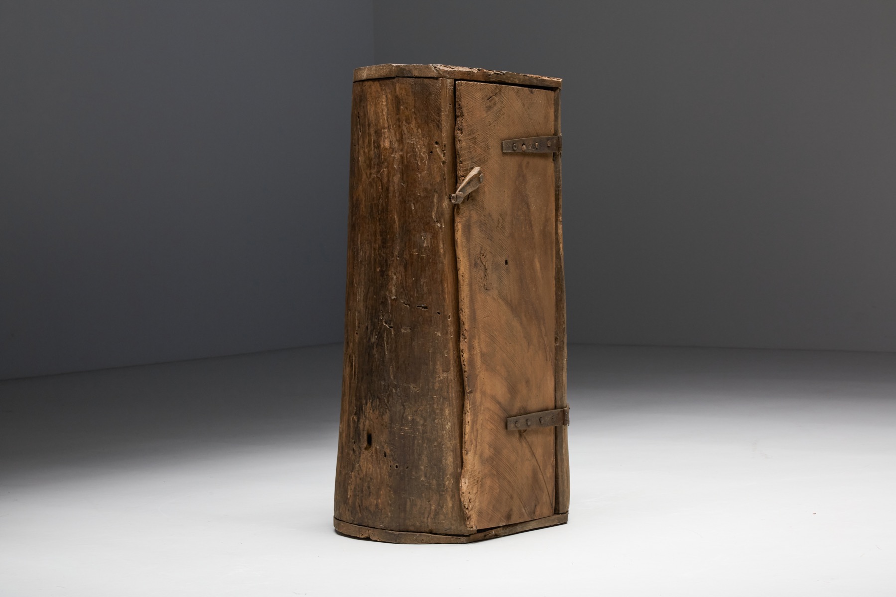 Antique monoxylite cabinet in solid wood style
