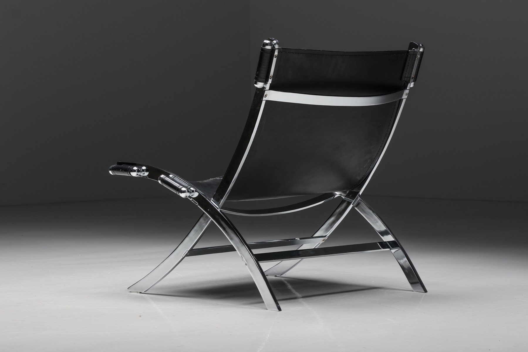 Vintage scissor chair by Antonio Citterio for Flexform in black leather from the 1980s
