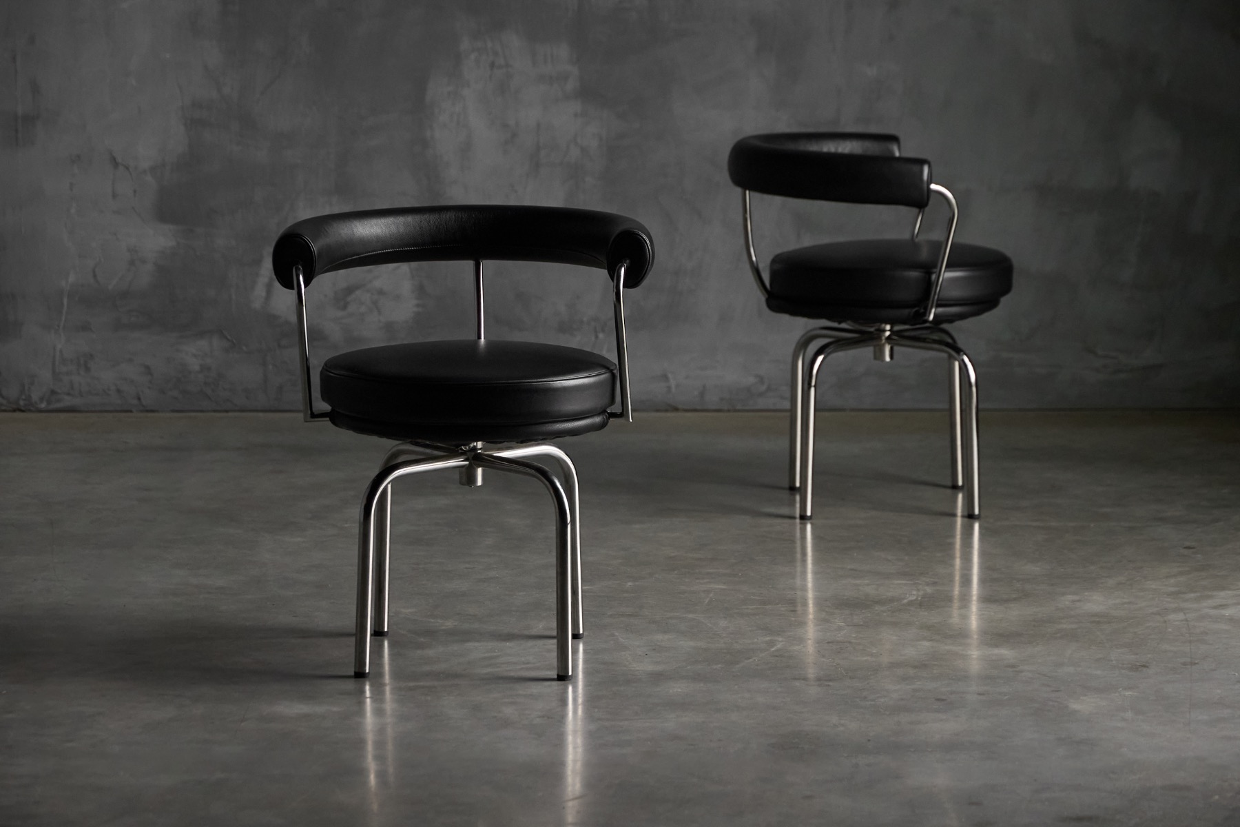Cassina LC7 swivel chairs in modernist tubular steel design