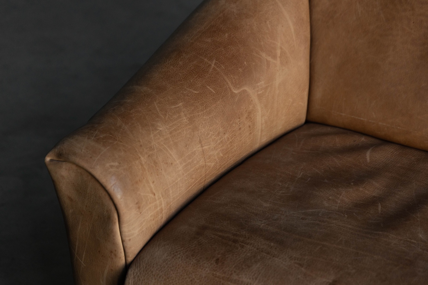Swiss De Sede DS47 sofa upholstered in thick bullhide leather