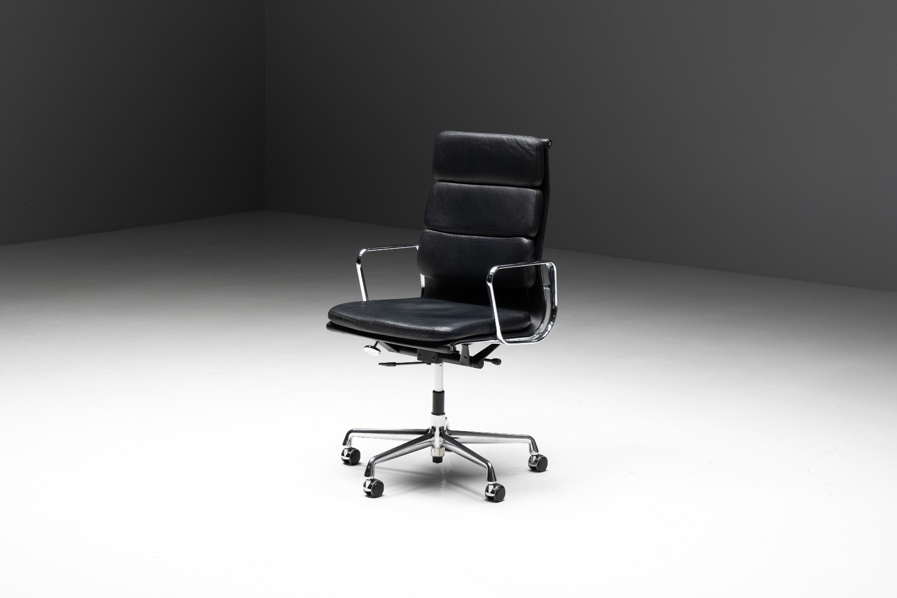Eames EA216 aluminum group office chair by Vitra