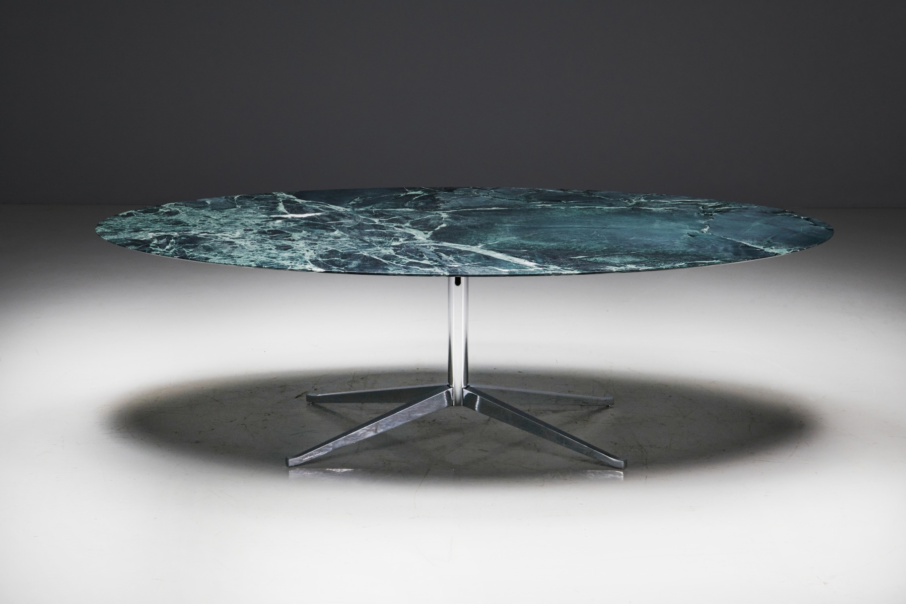 Florence Knoll dining table in burgundy marble design