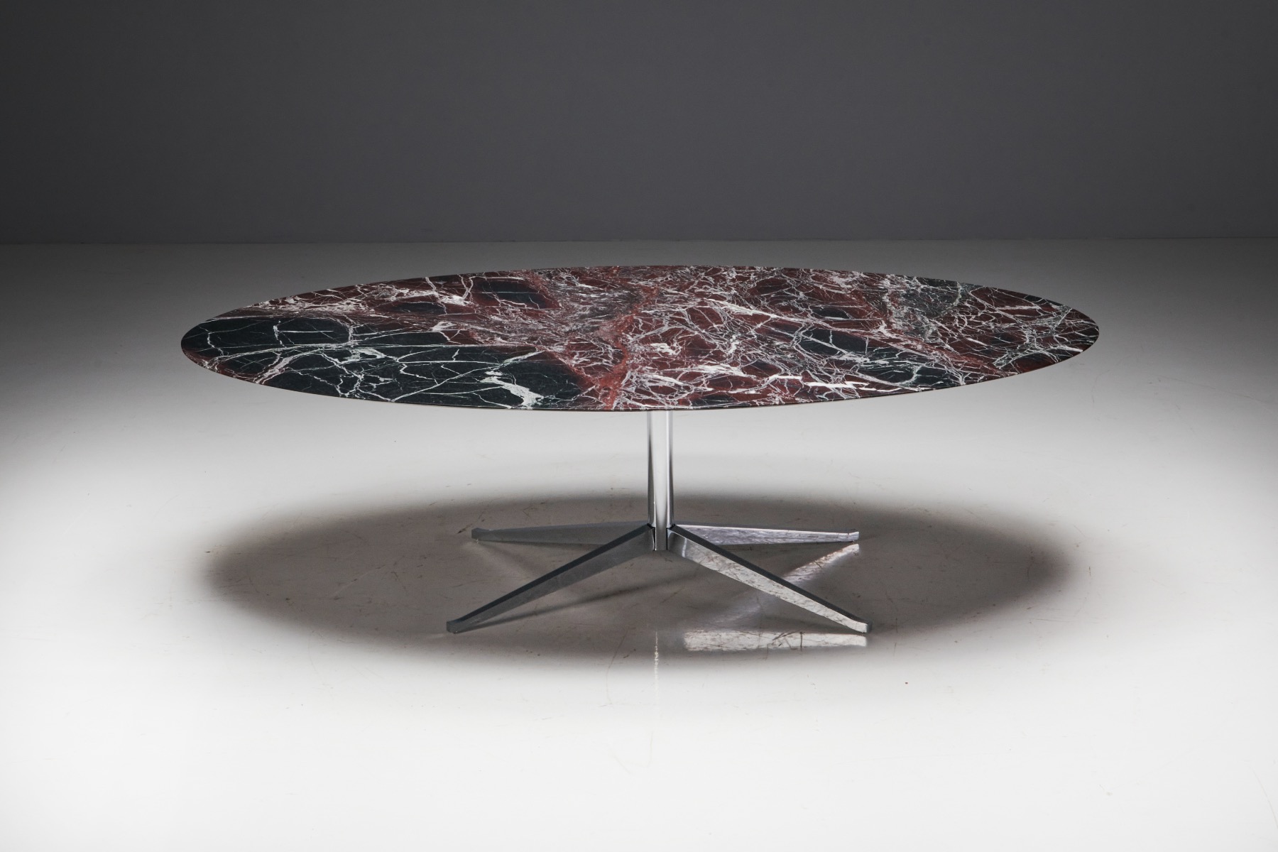 Florence Knoll dining table in burgundy marble design