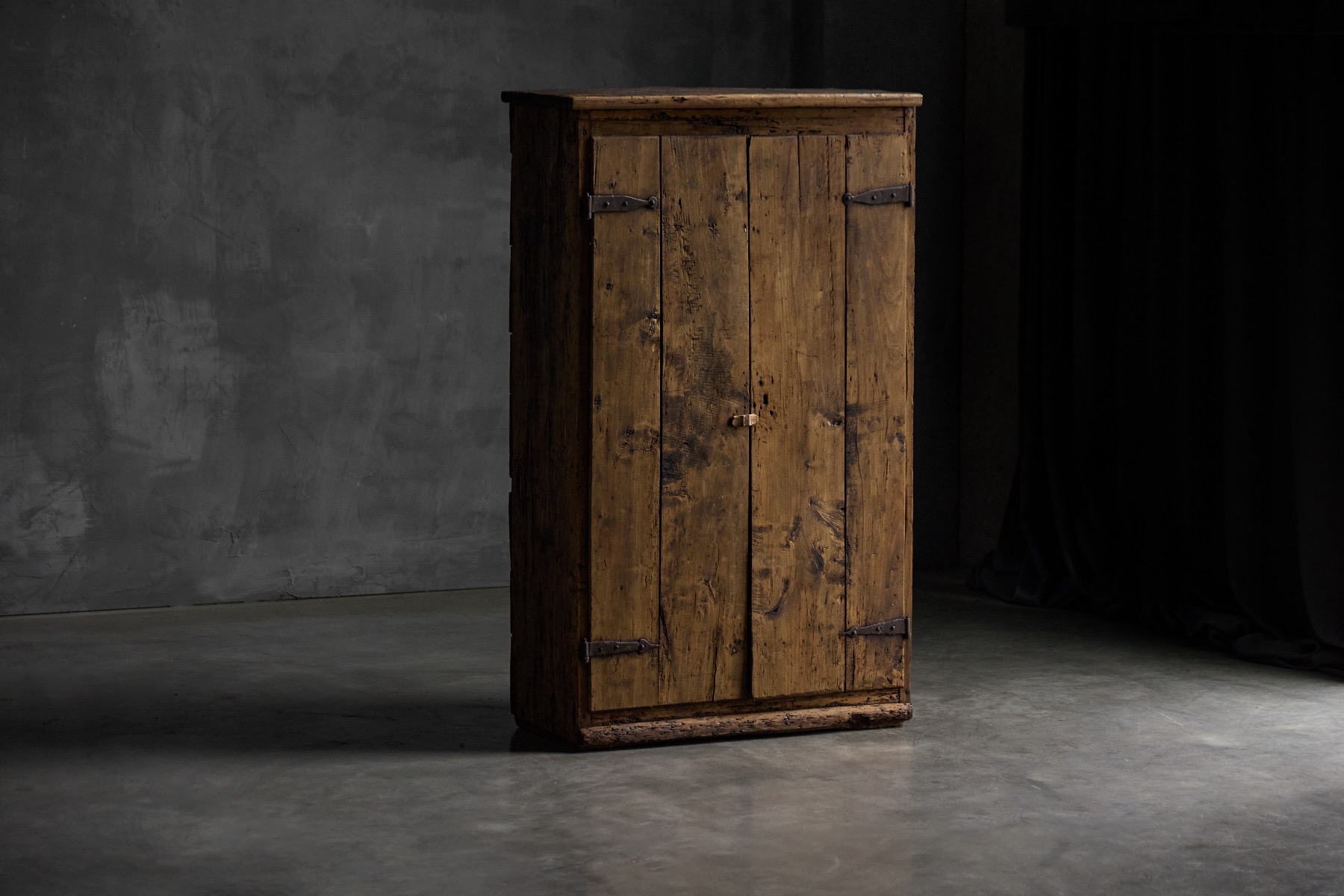 Late 18th century travail populaire cabinet with vernacular craftsmanship