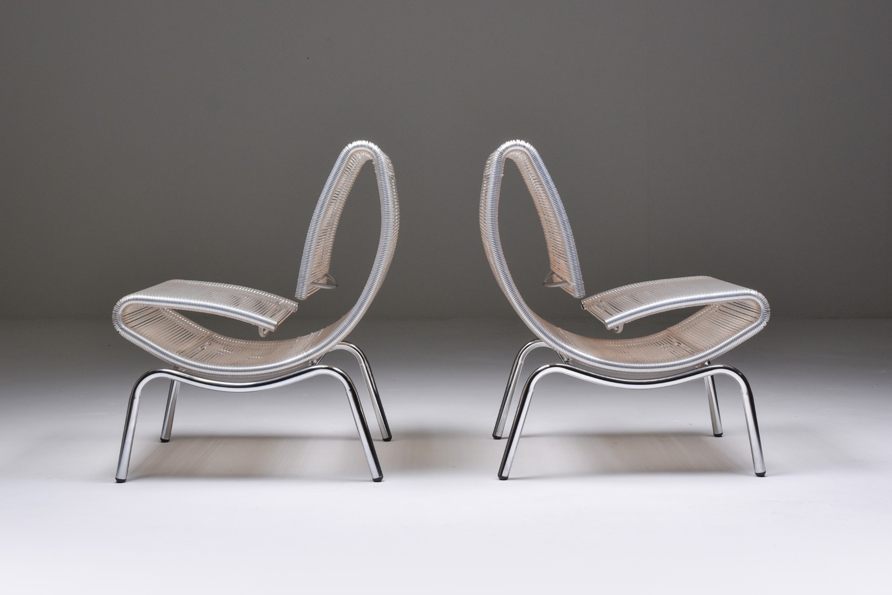 Pair of easy chairs in chrome and plastic wire from the 1960s design