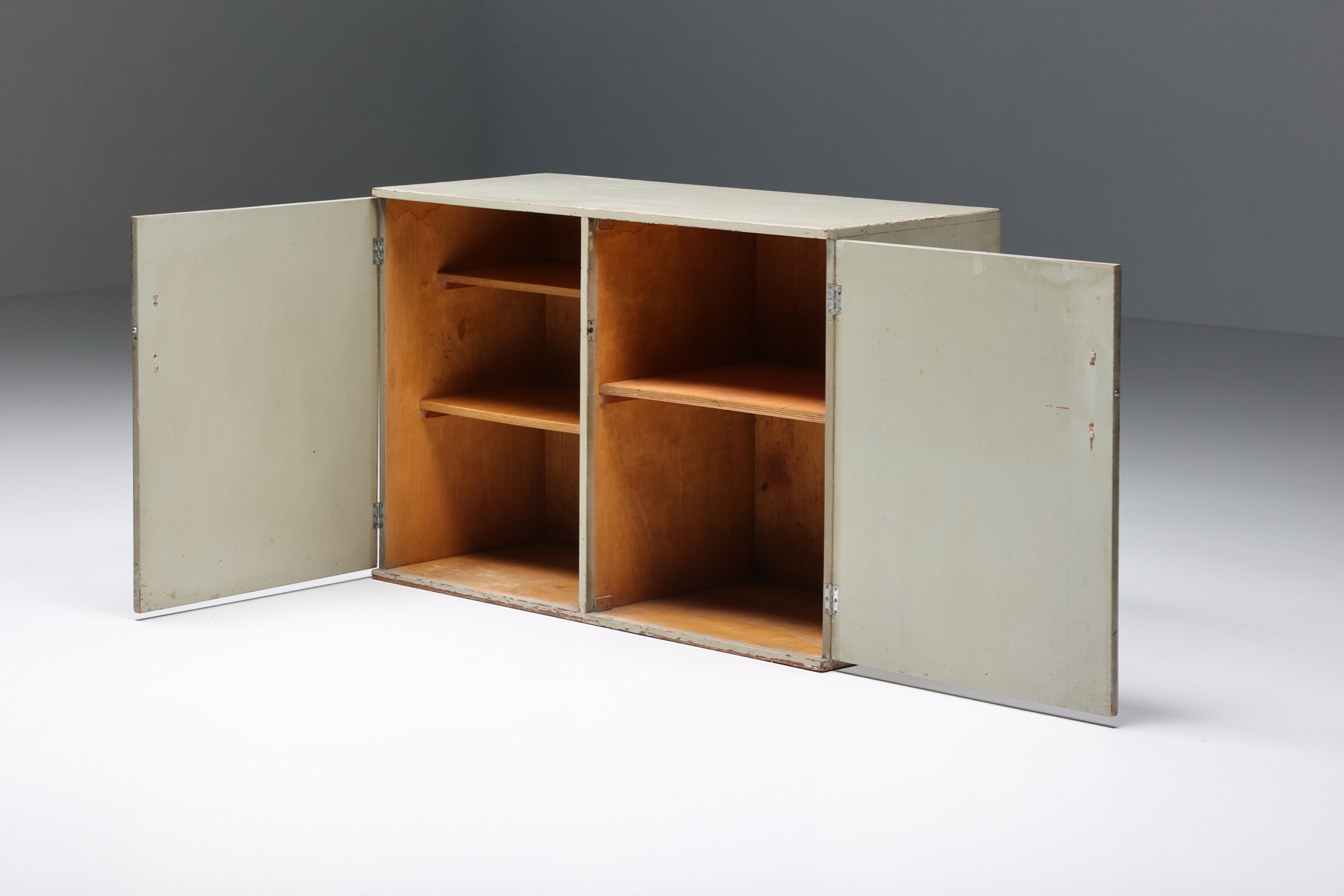 Gerald Summers modernist sideboard in grey painted wood from the 1930s design